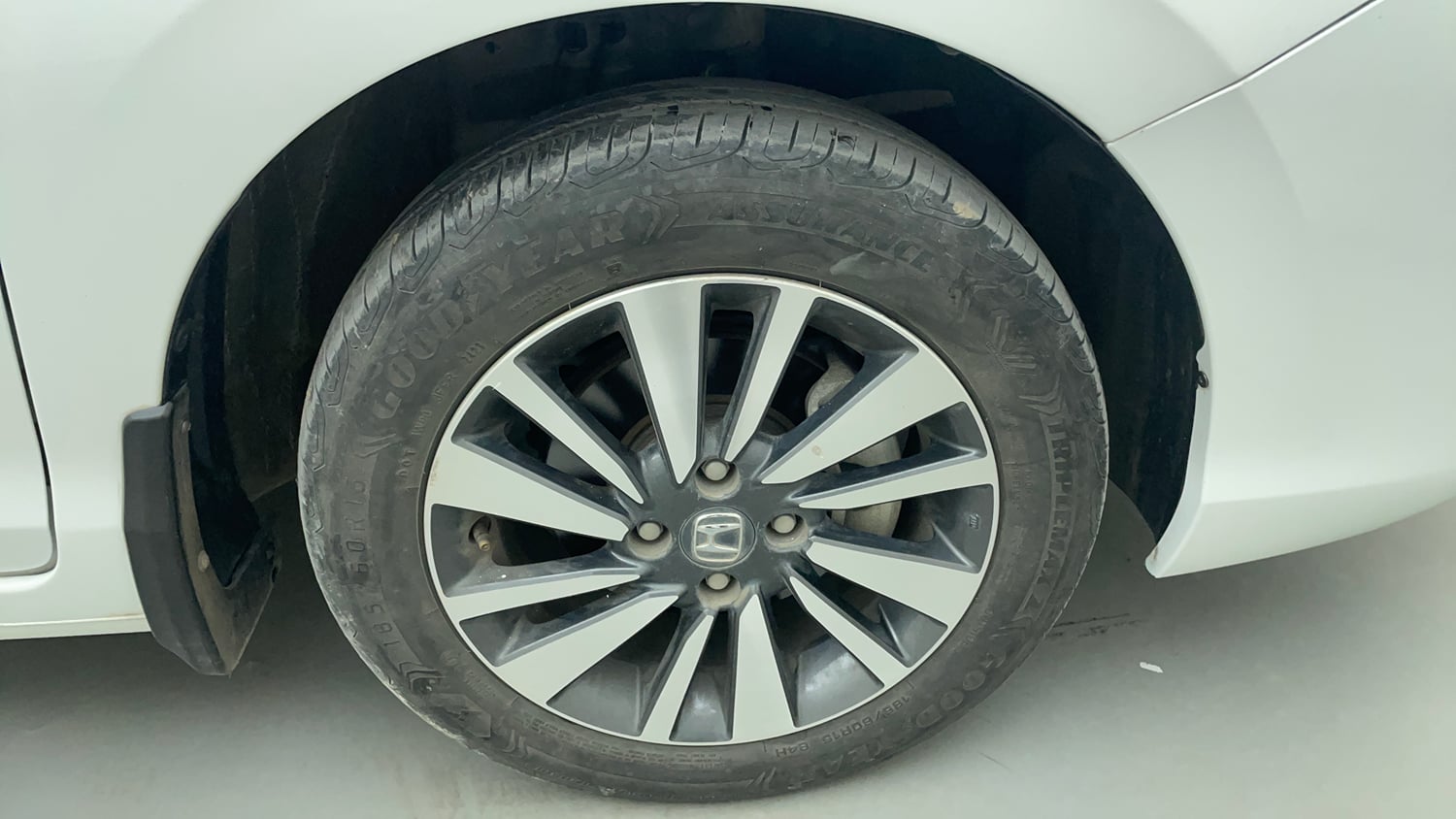 Used 2024 Honda City V Petrol MT Petrol Manual tyres RIGHT FRONT TYRE RIM VIEW