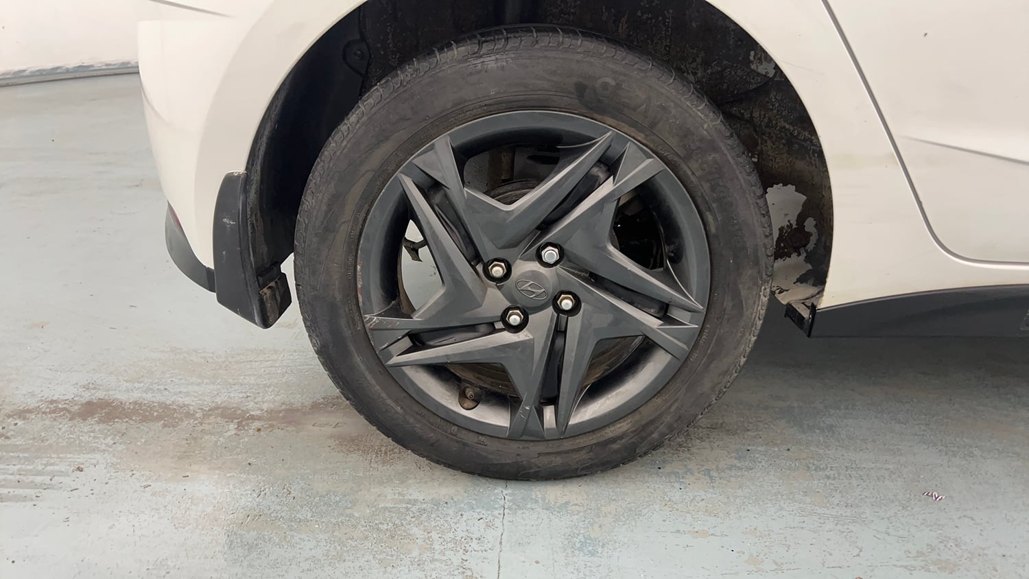 Used 2023 Hyundai i20 Sportz 1.2 MT Petrol Manual tyres RIGHT REAR TYRE RIM VIEW