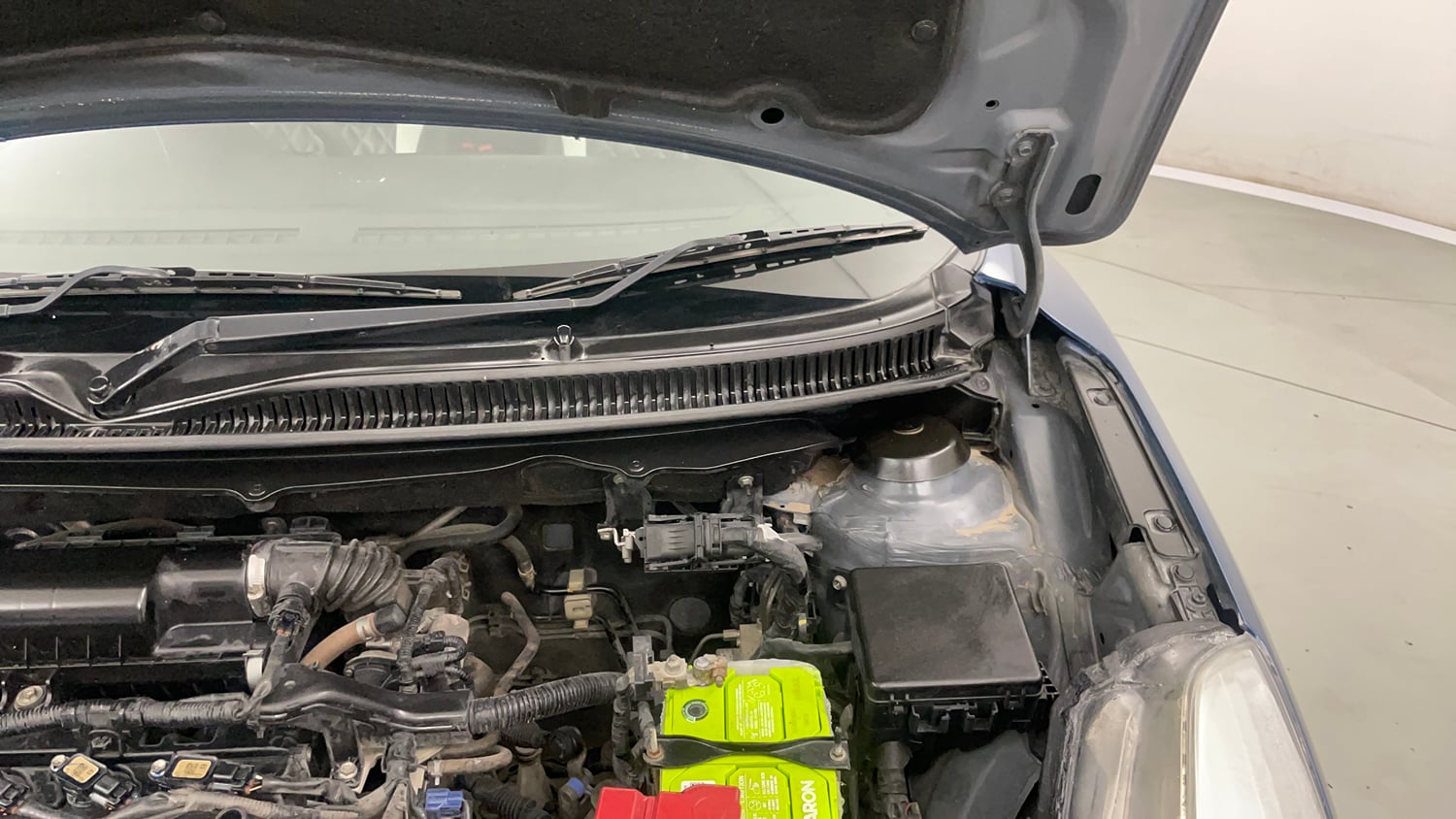 Used 2017 Maruti Suzuki Baleno Delta 1.2 Petrol Manual engine ENGINE LEFT SIDE HINGE & APRON VIEW