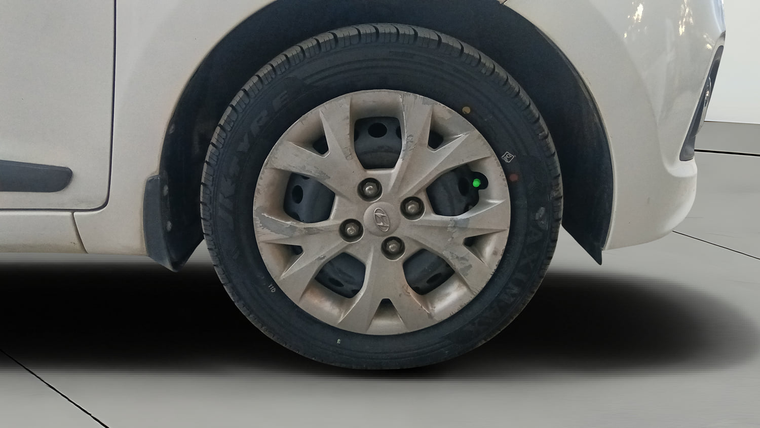 Used 2015 Hyundai Grand i10 Sportz 1.2 Kappa VTVT Petrol Manual tyres RIGHT FRONT TYRE RIM VIEW