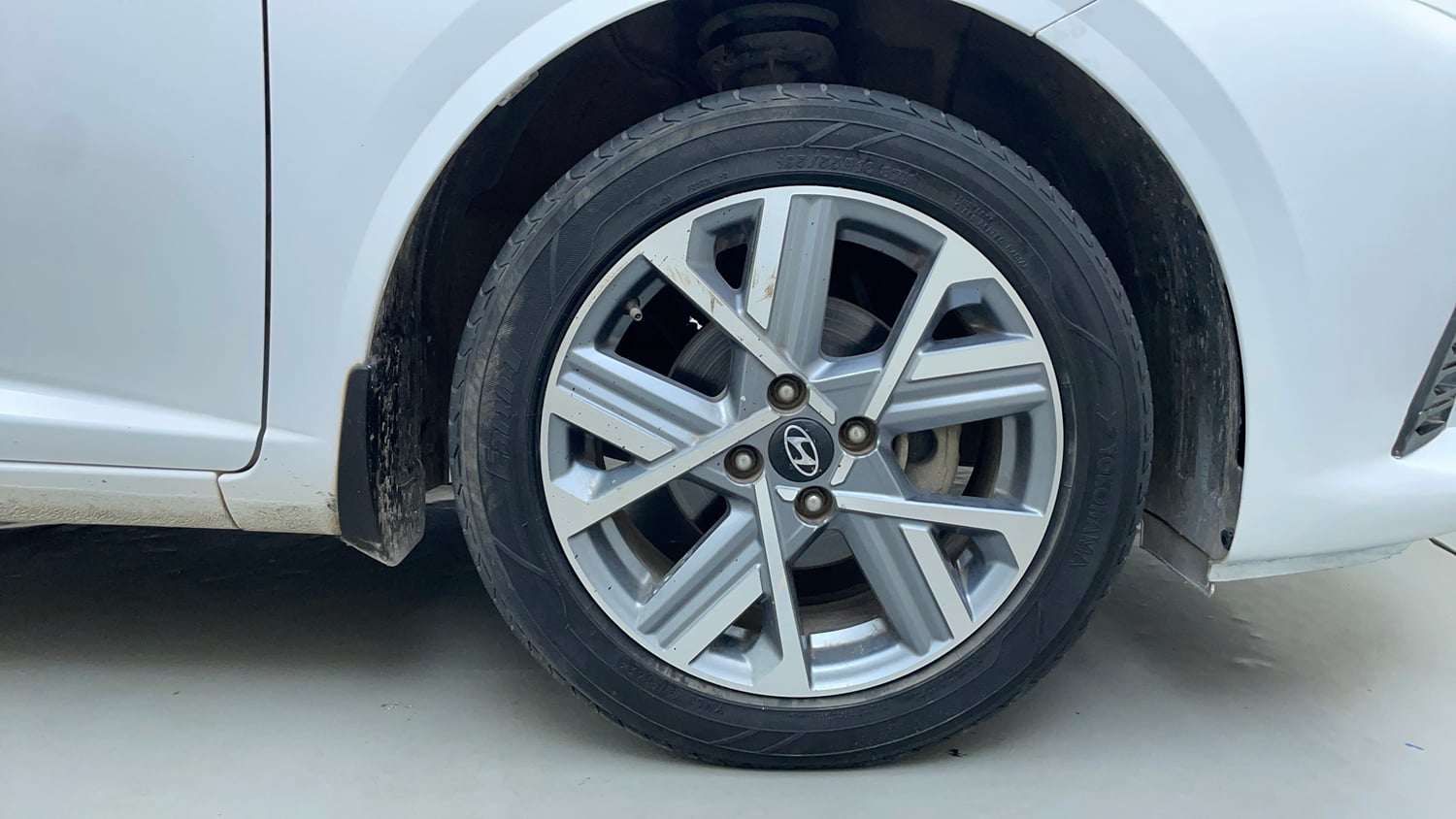Used 2023 Hyundai Verna SX 1.5 Petrol MT Petrol Manual tyres RIGHT FRONT TYRE RIM VIEW