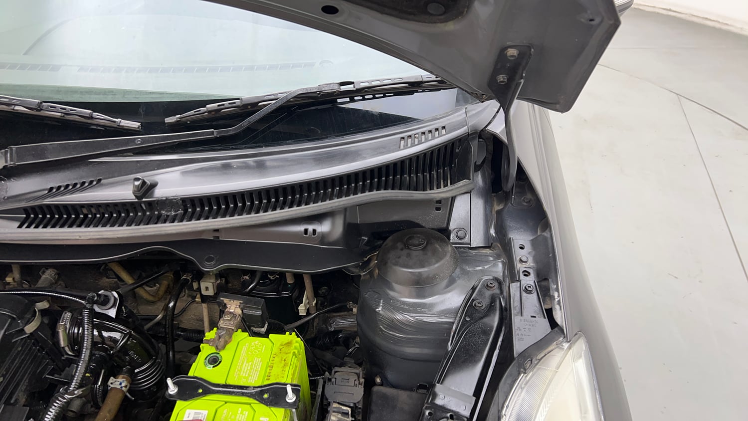 Used 2015 Maruti Suzuki Swift VXi Petrol Manual engine ENGINE LEFT SIDE HINGE & APRON VIEW