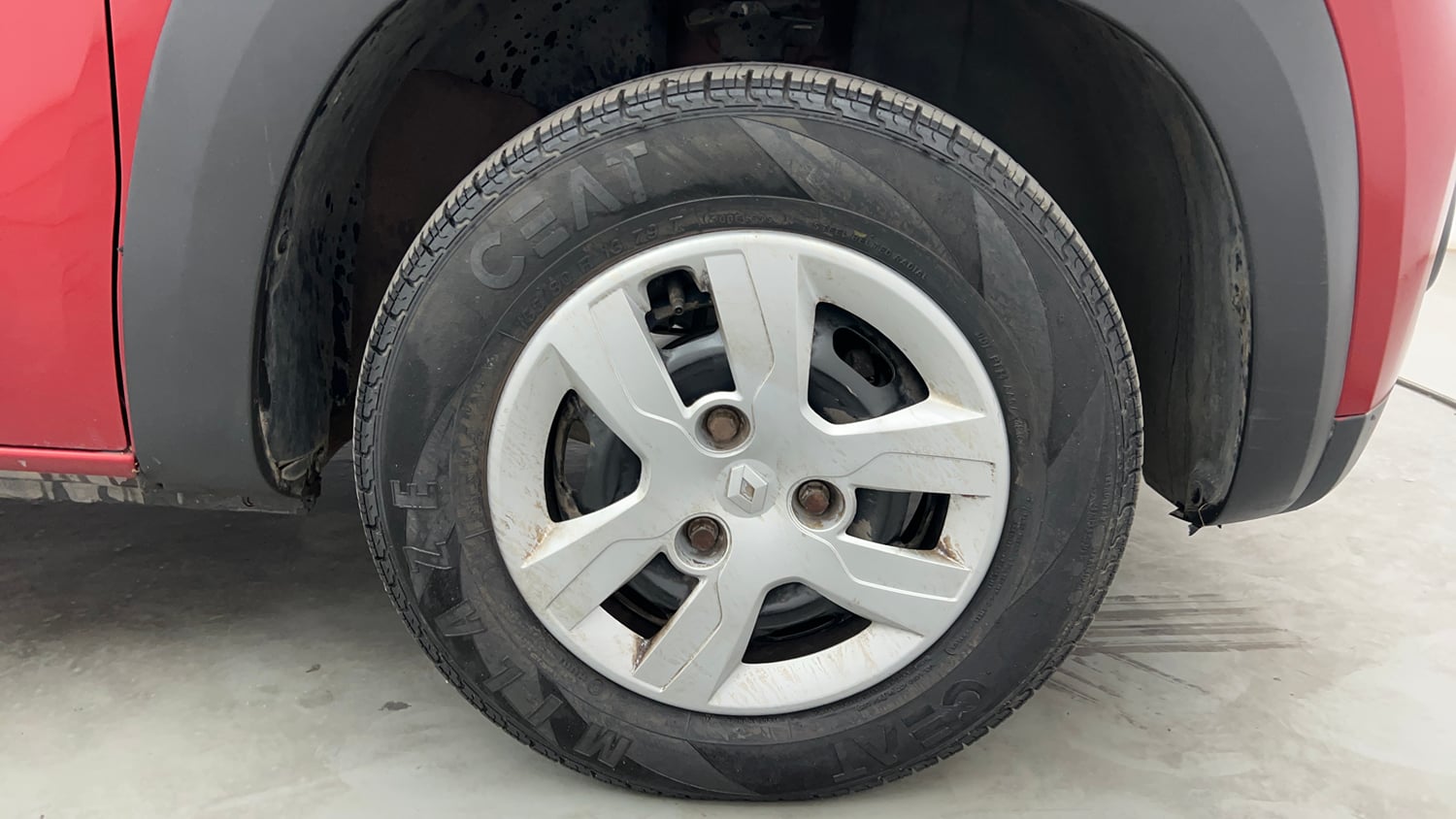 Used 2017 Renault Kwid 1.0 RXT AMT Petrol Automatic tyres RIGHT FRONT TYRE RIM VIEW