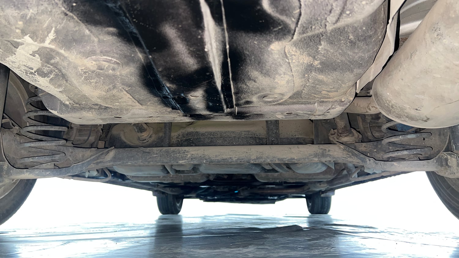 Used 2015 Honda City V Petrol Manual extra REAR UNDERBODY VIEW (TAKEN FROM REAR)