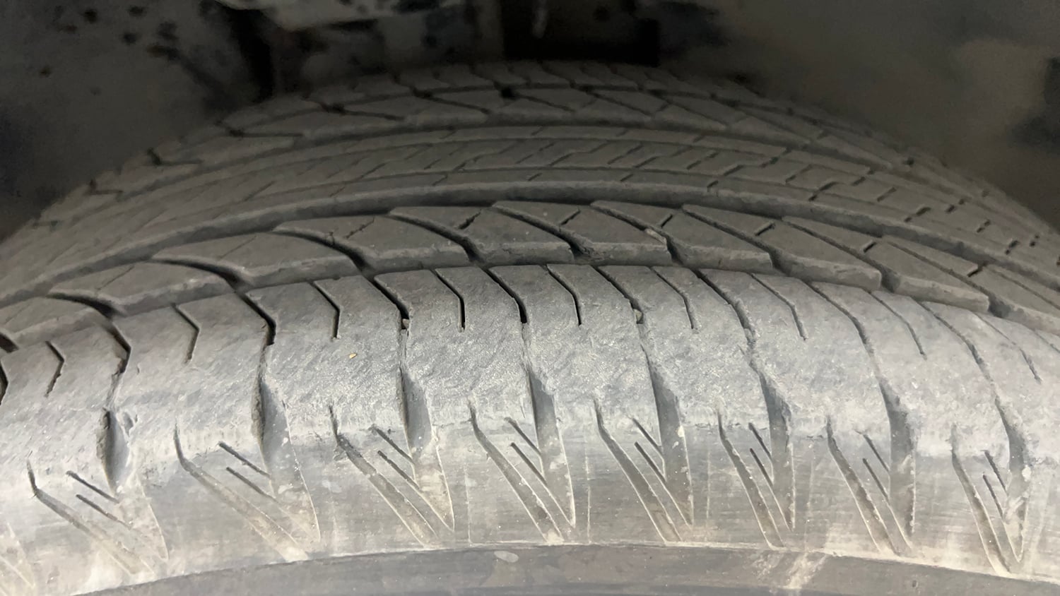 Used 2022 Tata Safari XZA Plus 6 S Dark Edition Diesel Automatic tyres RIGHT FRONT TYRE TREAD VIEW