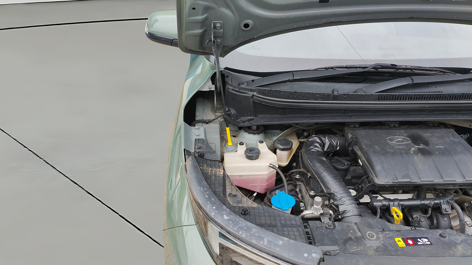Used 2023 Hyundai Exter SX (O) 1.2 MT Petrol Manual engine ENGINE RIGHT SIDE HINGE & APRON VIEW