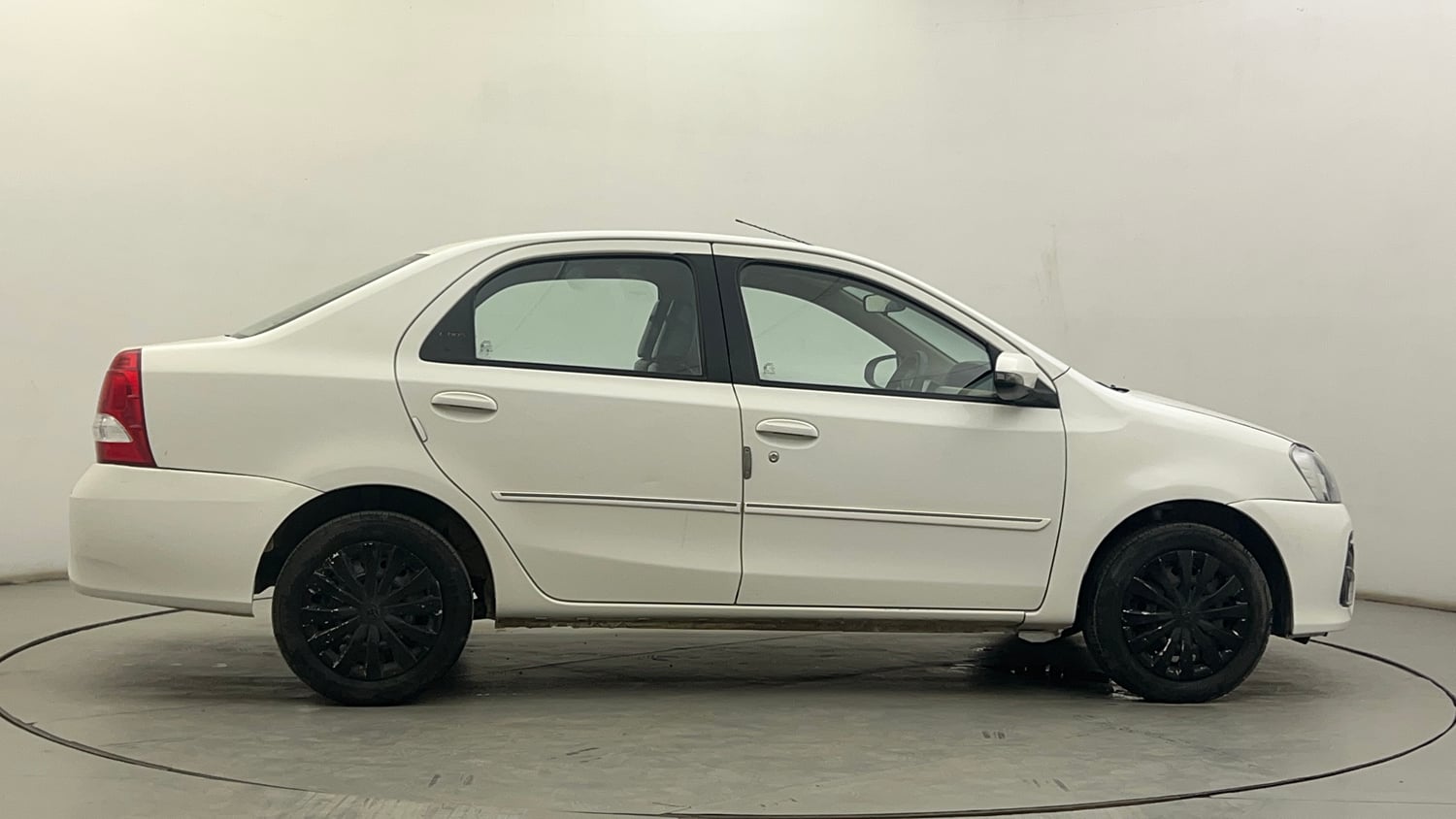 Used 2017 Toyota Platinum Etios V Petrol Manual exterior RIGHT SIDE VIEW