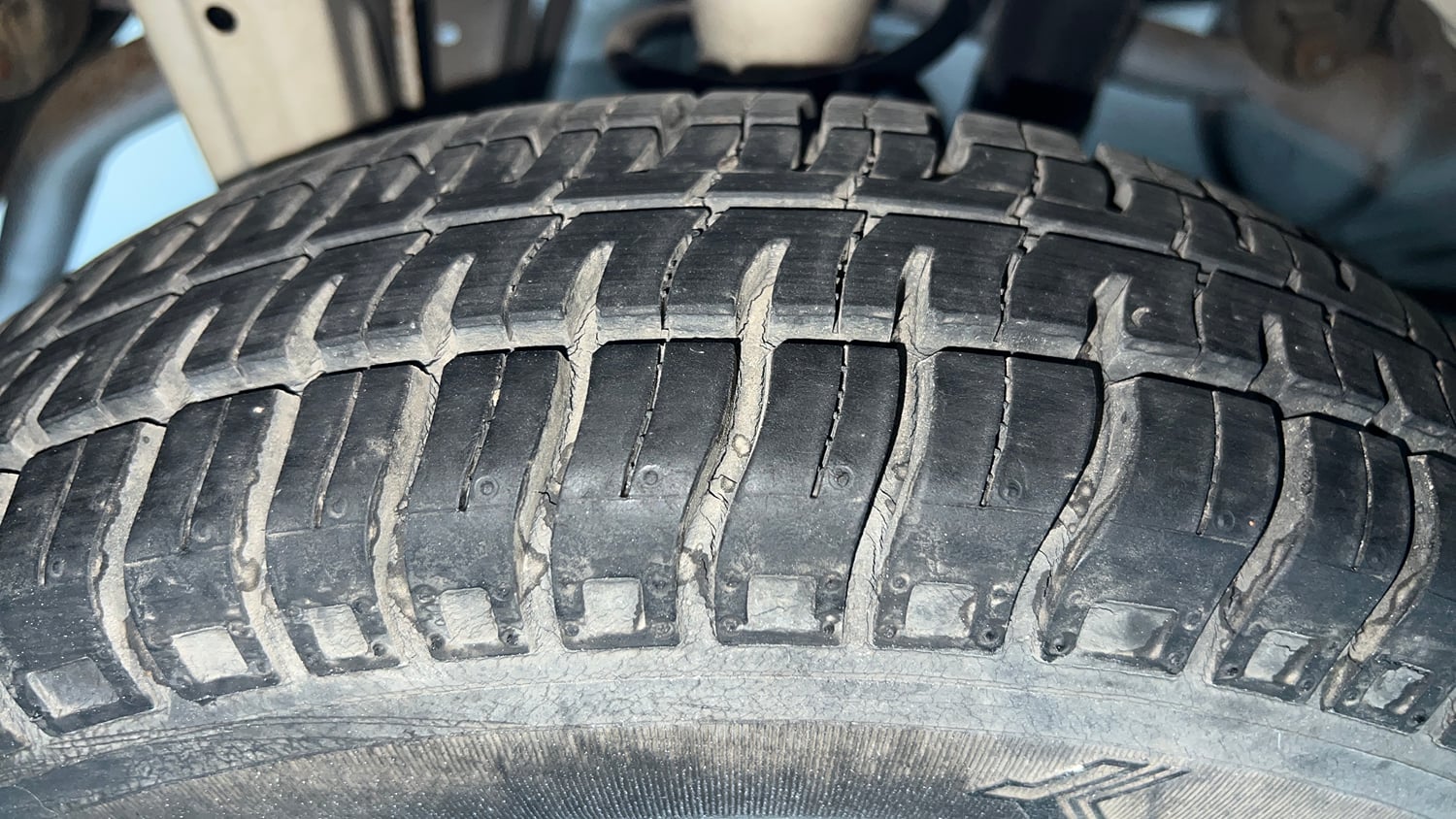 Used 2013 Maruti Suzuki Alto 800 Lxi Petrol Manual tyres RIGHT REAR TYRE TREAD VIEW