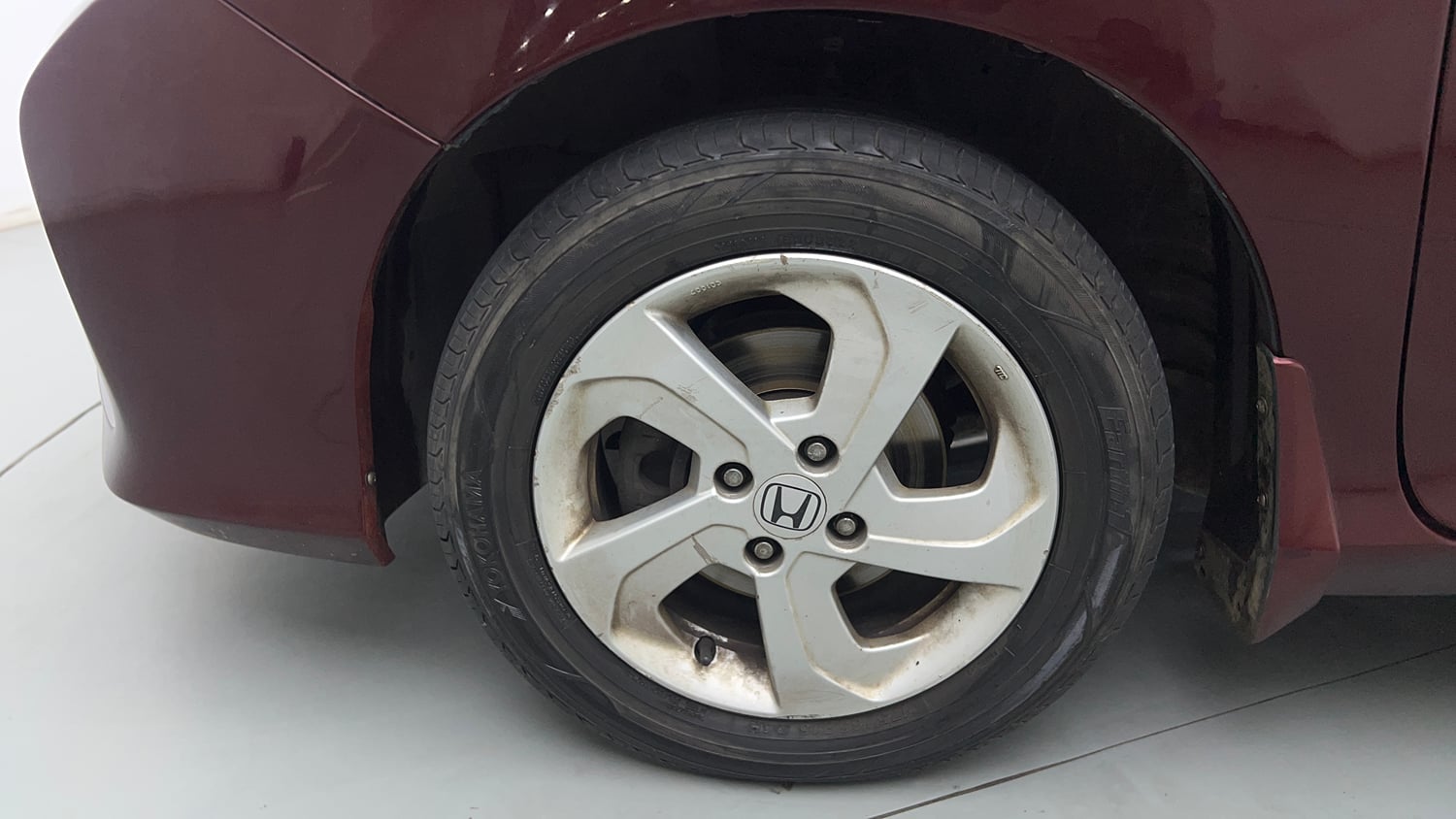 Used 2015 Honda City V Petrol Manual tyres LEFT FRONT TYRE RIM VIEW