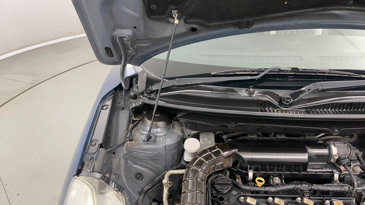 Used 2017 Maruti Suzuki Baleno Delta 1.2 Petrol Manual engine ENGINE RIGHT SIDE HINGE & APRON VIEW