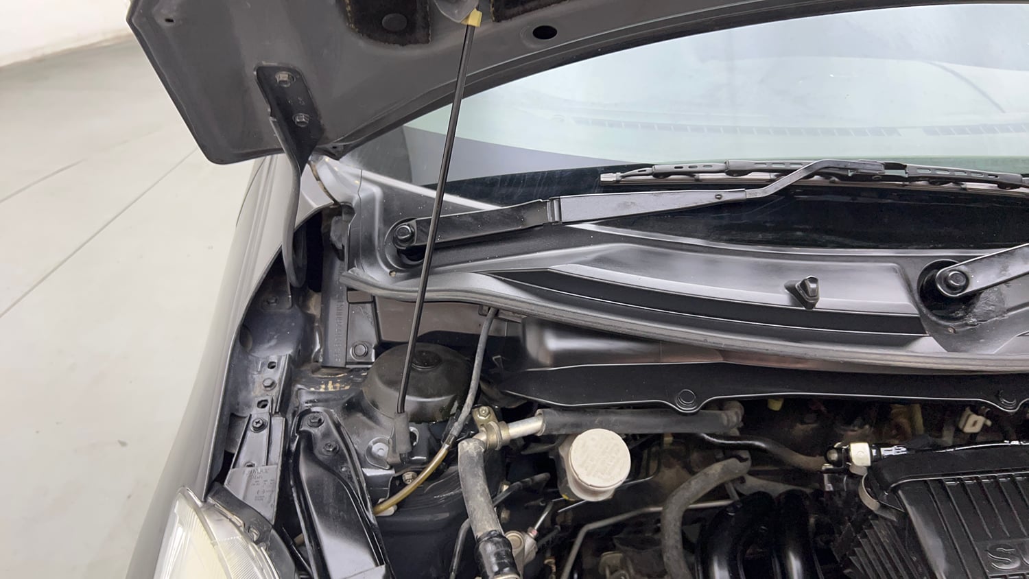 Used 2015 Maruti Suzuki Swift VXi Petrol Manual engine ENGINE RIGHT SIDE HINGE & APRON VIEW