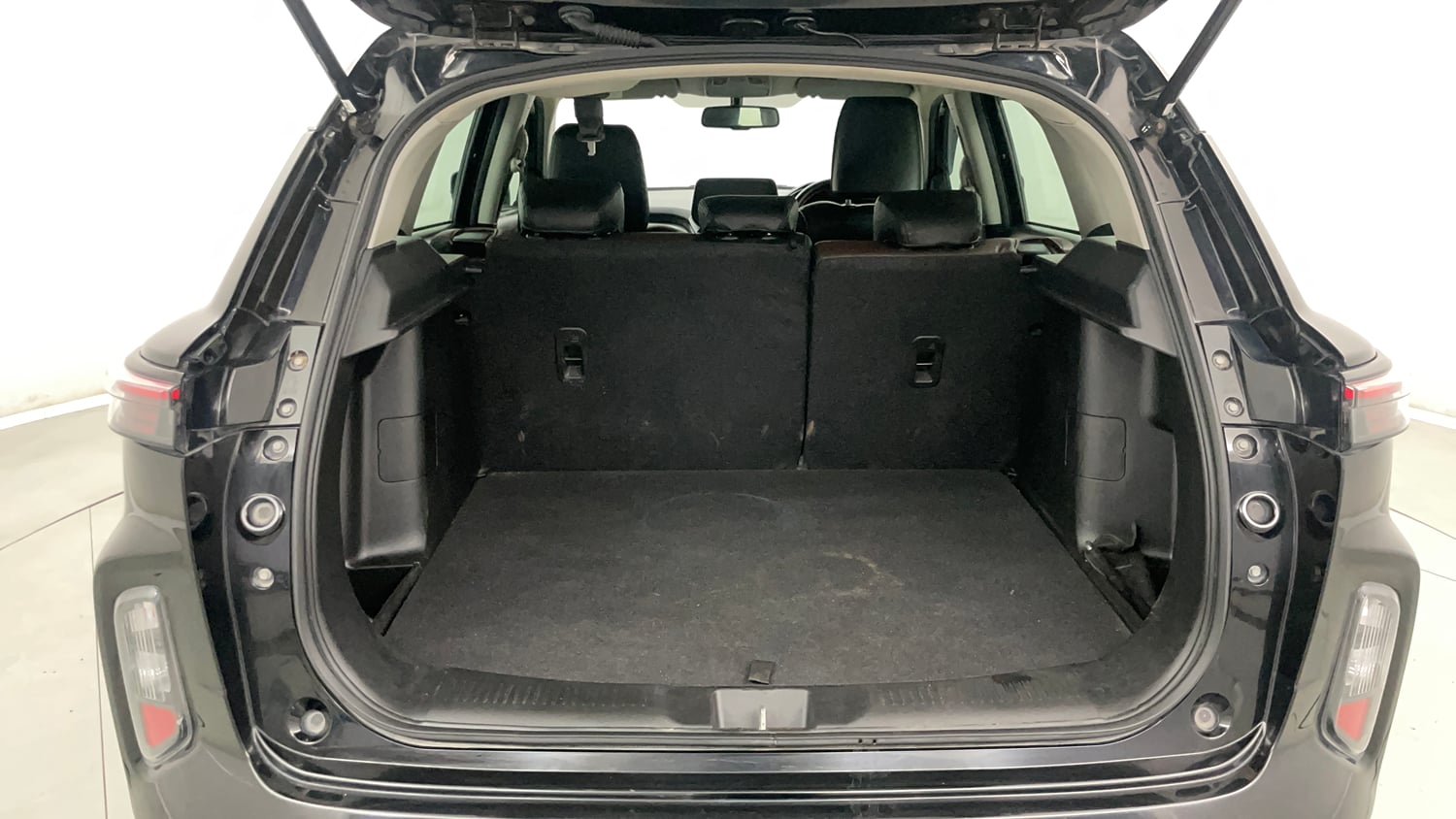 Used 2023 Maruti Suzuki Grand Vitara Zeta Smart Hybrid Petrol Manual interior DICKY INSIDE VIEW