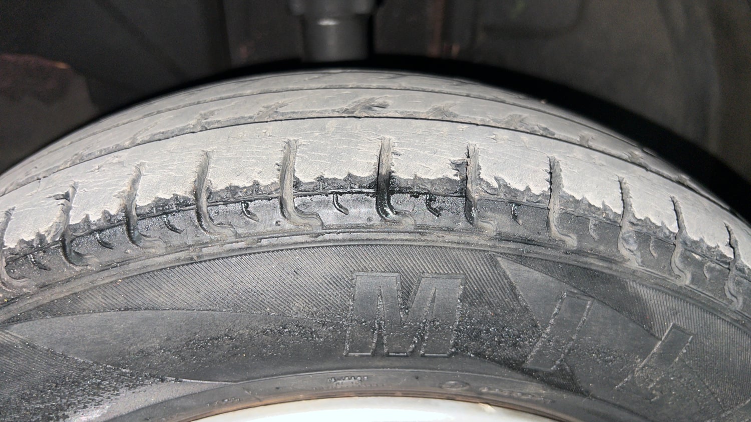 Used 2018 Renault Kwid 1.0 RXT AMT Petrol Automatic tyres RIGHT FRONT TYRE TREAD VIEW