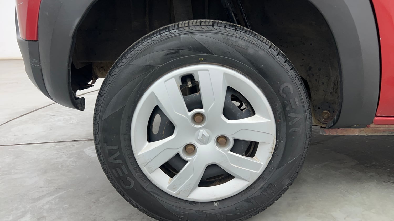 Used 2017 Renault Kwid 1.0 RXT AMT Petrol Automatic tyres RIGHT REAR TYRE RIM VIEW