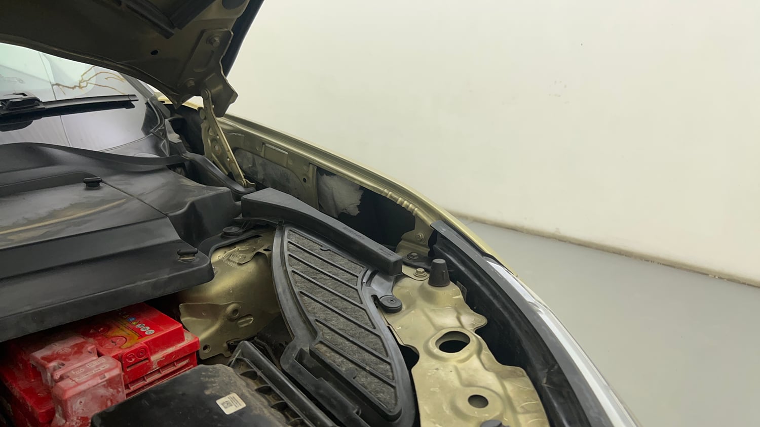 Used 2022 Tata Harrier Kaziranga XZA Plus Diesel Automatic engine ENGINE LEFT SIDE HINGE & APRON VIEW