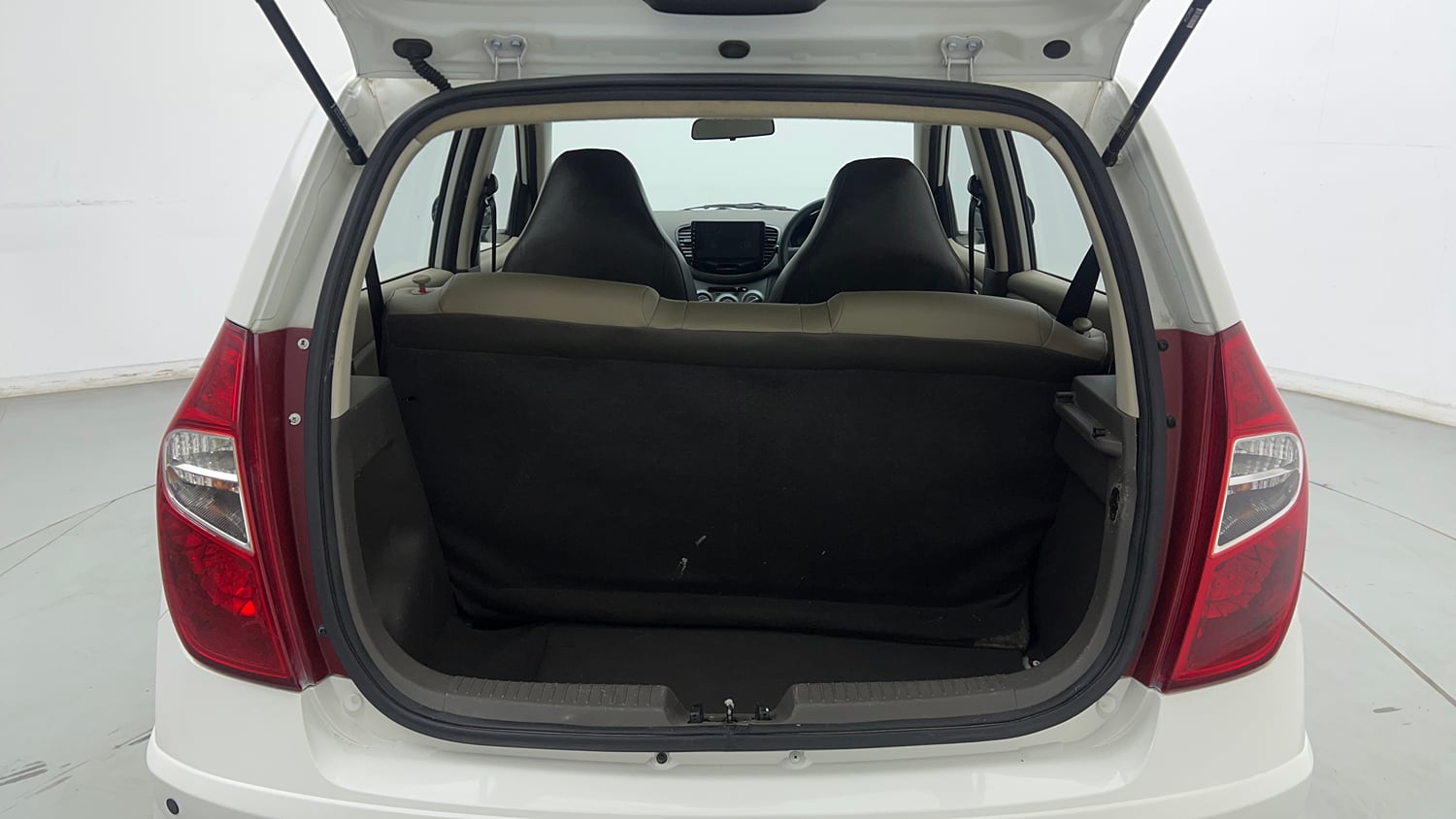 Used 2015 Hyundai i10 Magna 1.1 iRDE2 Petrol Manual interior DICKY INSIDE VIEW