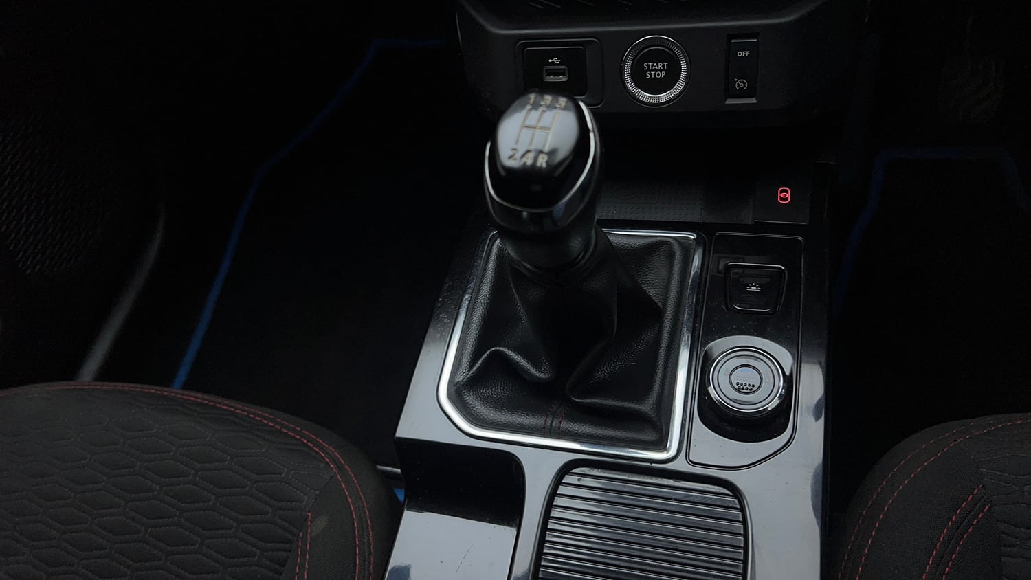Used 2022 Renault Kiger RXZ 1.0 Turbo MT Petrol Manual interior GEAR  KNOB VIEW