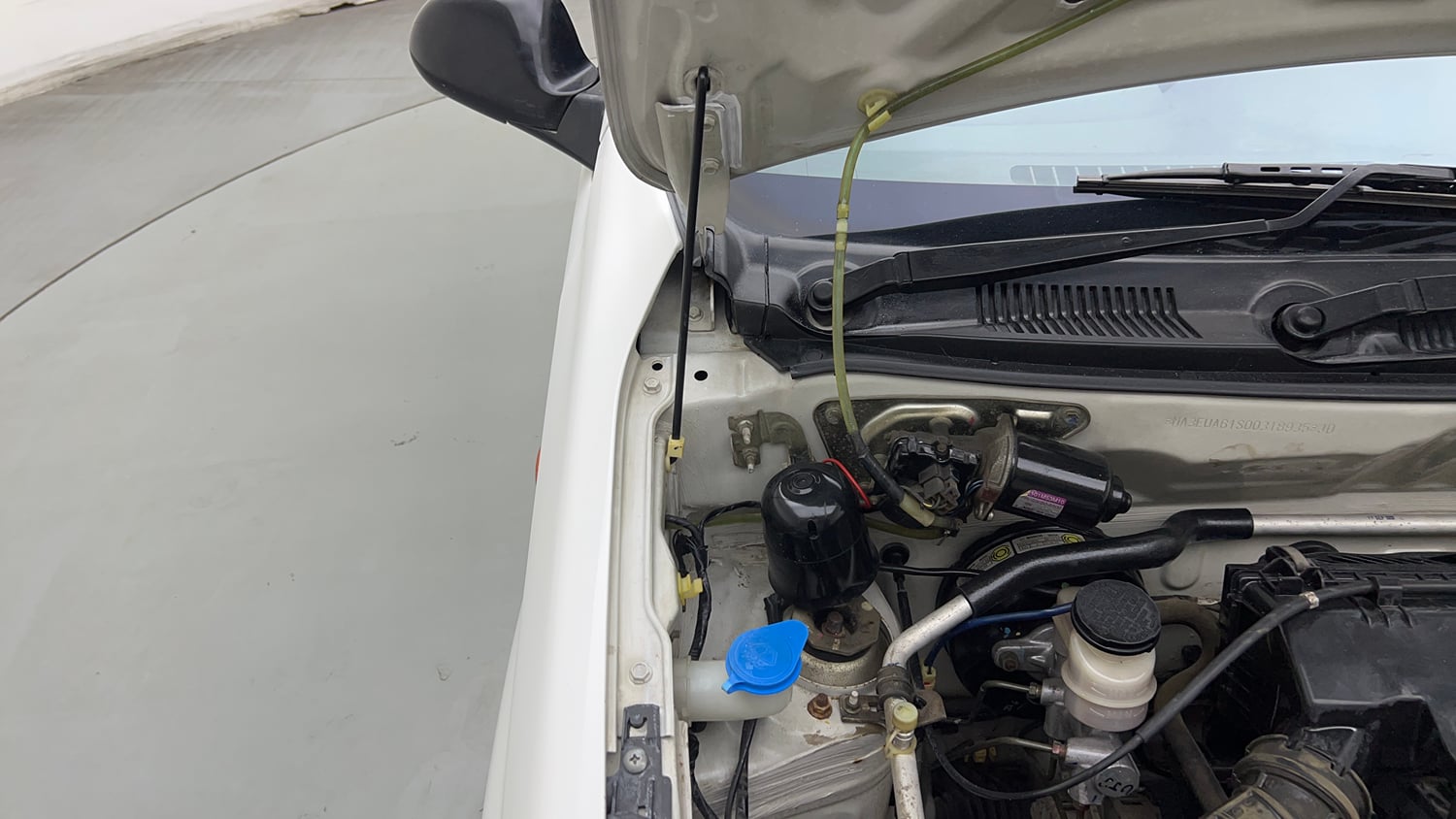 Used 2013 Maruti Suzuki Alto 800 Lxi Petrol Manual engine ENGINE RIGHT SIDE HINGE & APRON VIEW