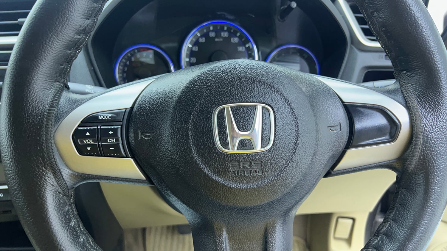 Used 2016 Honda Amaze 1.2 SX i-VTEC Petrol Manual top_features Steering mounted controls