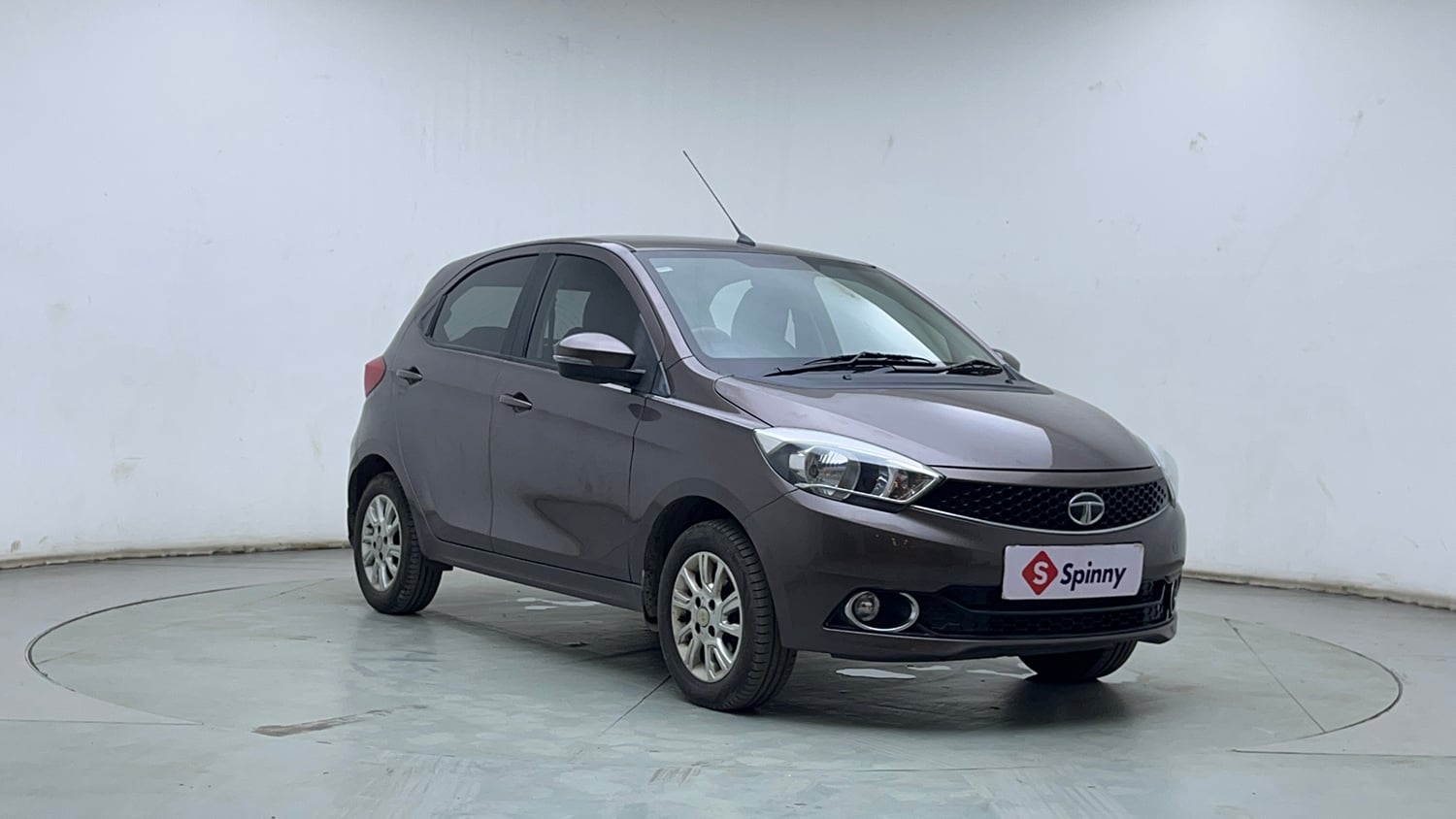 Used 2016 Tata Tiago Revotron XZ Petrol Manual exterior RIGHT FRONT CORNER VIEW