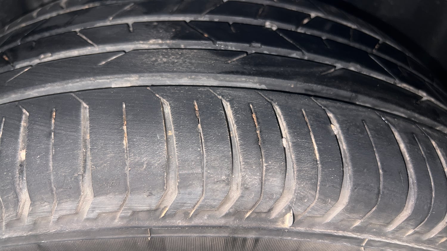Used 2023 Volkswagen Virtus Highline 1.0 TSI MT Petrol Manual tyres LEFT REAR TYRE TREAD VIEW