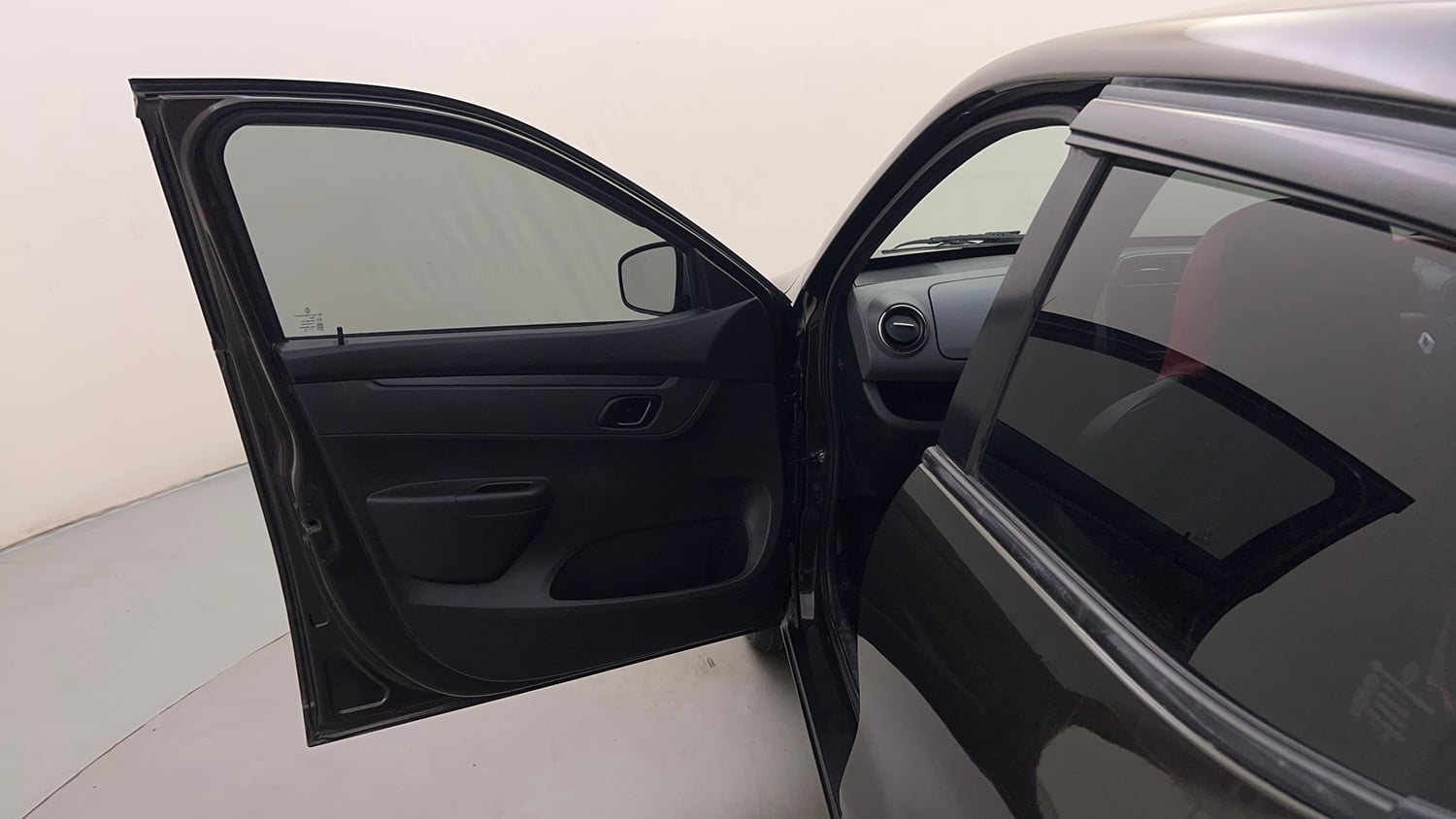 Used 2018 Renault Kwid 1.0 RXT Petrol Manual interior LEFT FRONT DOOR OPEN VIEW