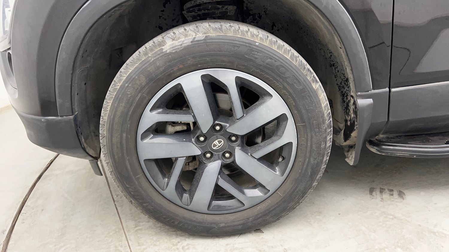 Used 2022 Tata Safari XZA Plus 6 S Dark Edition Diesel Automatic tyres LEFT FRONT TYRE RIM VIEW