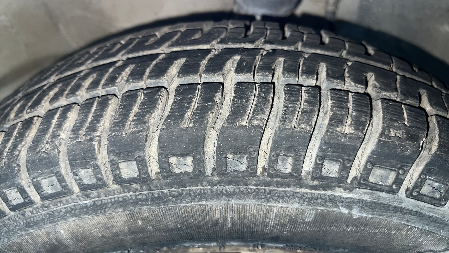Used 2013 Maruti Suzuki Alto 800 Lxi Petrol Manual tyres LEFT FRONT TYRE TREAD VIEW