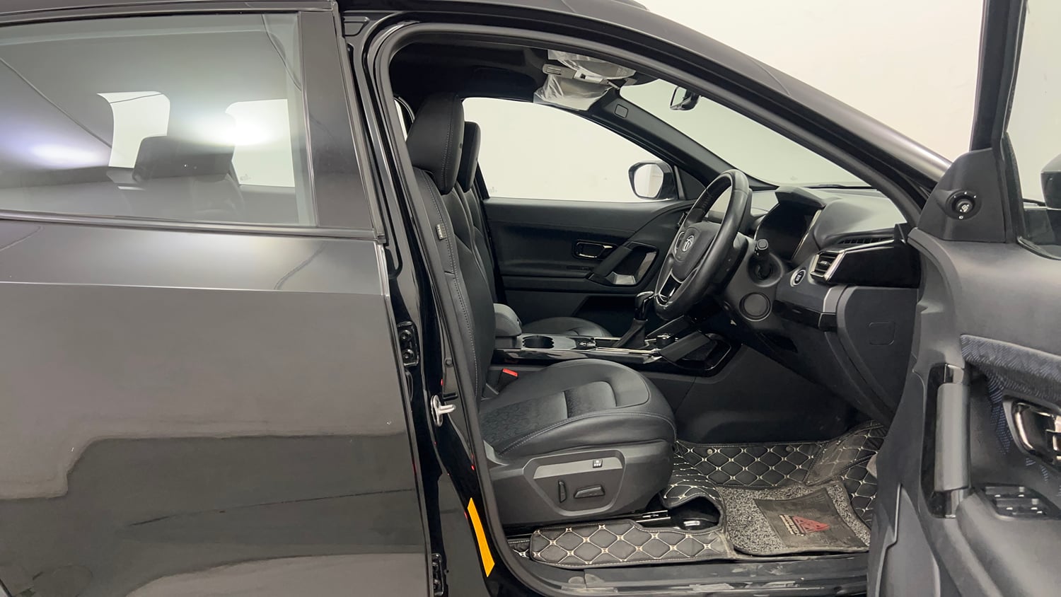 Used 2022 Tata Safari XZA Plus 6 S Dark Edition Diesel Automatic interior RIGHT SIDE FRONT DOOR CABIN VIEW