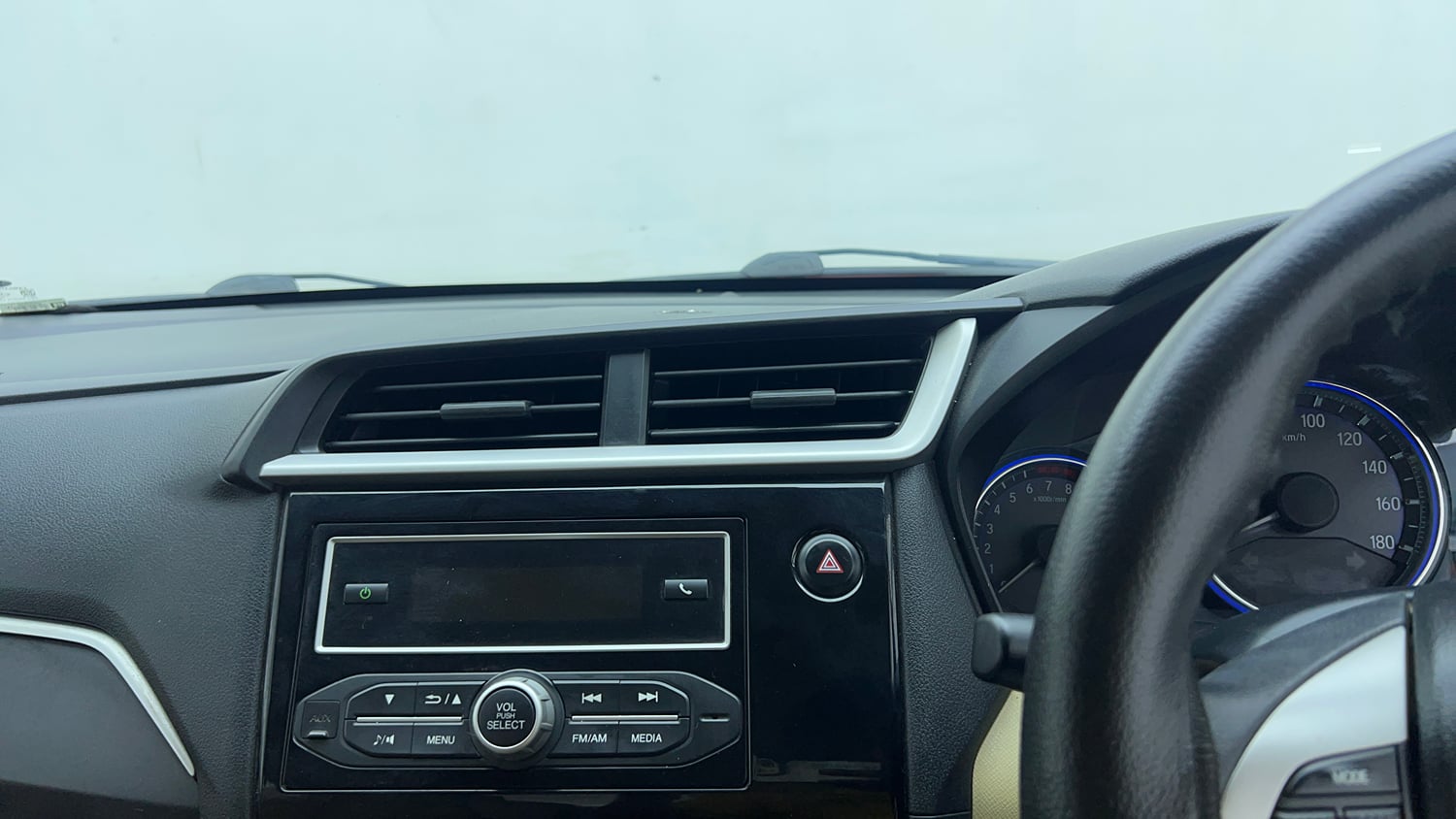 Used 2016 Honda Amaze 1.2 SX i-VTEC Petrol Manual top_features Integrated (in-dash) music system