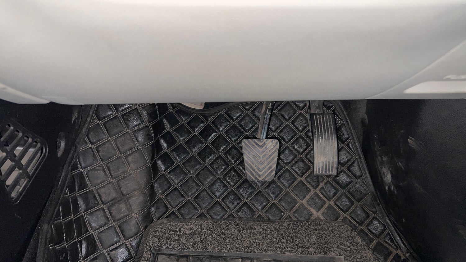 Used 2022 Kia Sonet Anniversary Edition 1.0 iMT Petrol Manual interior PEDALS VIEW