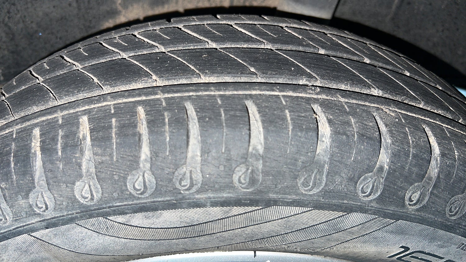 Used 2021 Renault Kwid RXT 1.0 AMT Opt Petrol Automatic tyres LEFT REAR TYRE TREAD VIEW