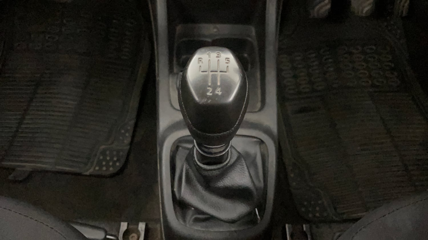 Used 2017 Renault Kwid 1.0 RXL Petrol Manual interior GEAR  KNOB VIEW