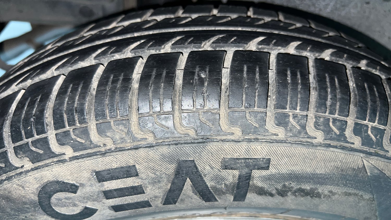 Used 2015 Maruti Suzuki Swift VXi Petrol Manual tyres RIGHT REAR TYRE TREAD VIEW