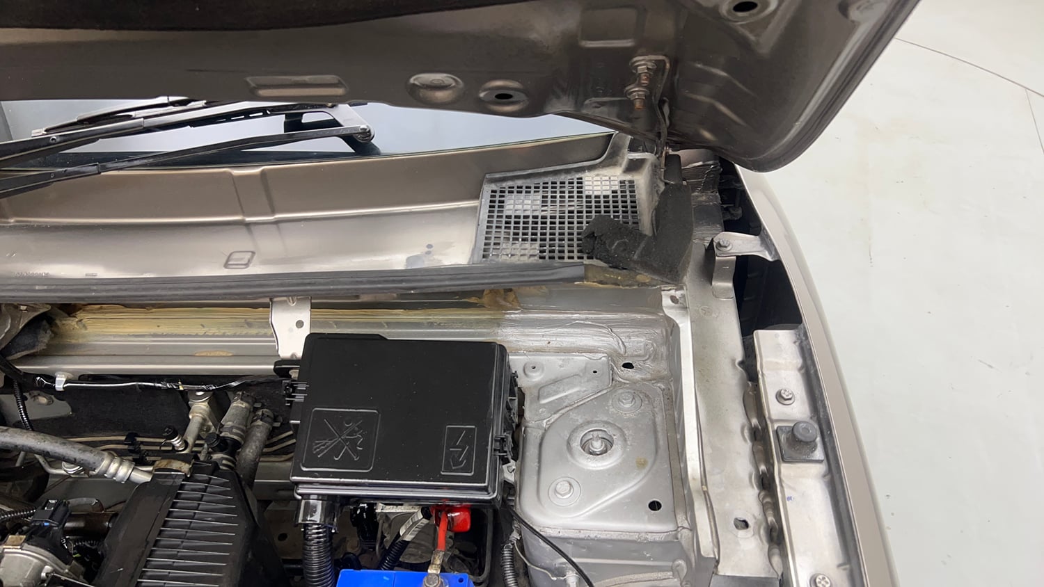 Used 2020 Renault Kwid CLIMBER 1.0 AMT Petrol Automatic engine ENGINE LEFT SIDE HINGE & APRON VIEW