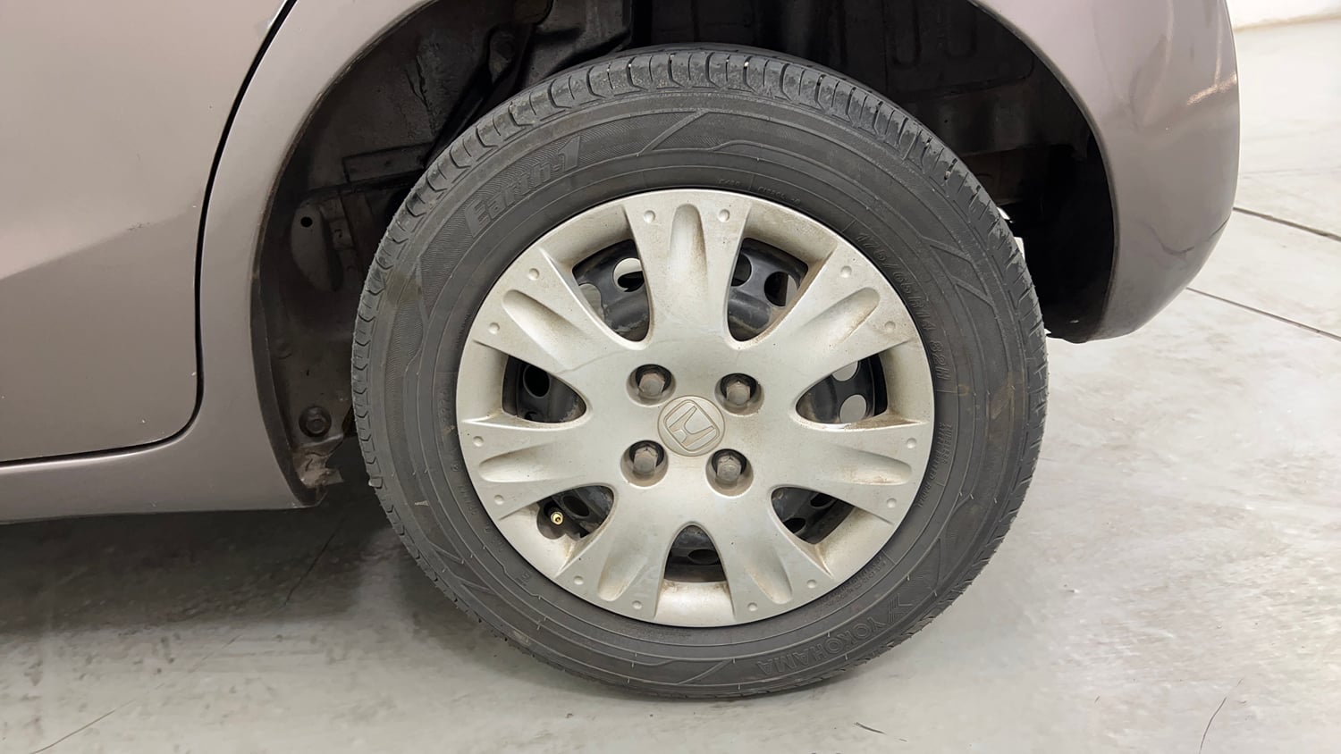 Used 2013 Honda Brio S MT Petrol Manual tyres LEFT REAR TYRE RIM VIEW