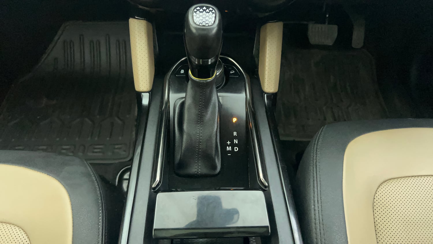 Used 2022 Tata Harrier Kaziranga XZA Plus Diesel Automatic interior GEAR  KNOB VIEW