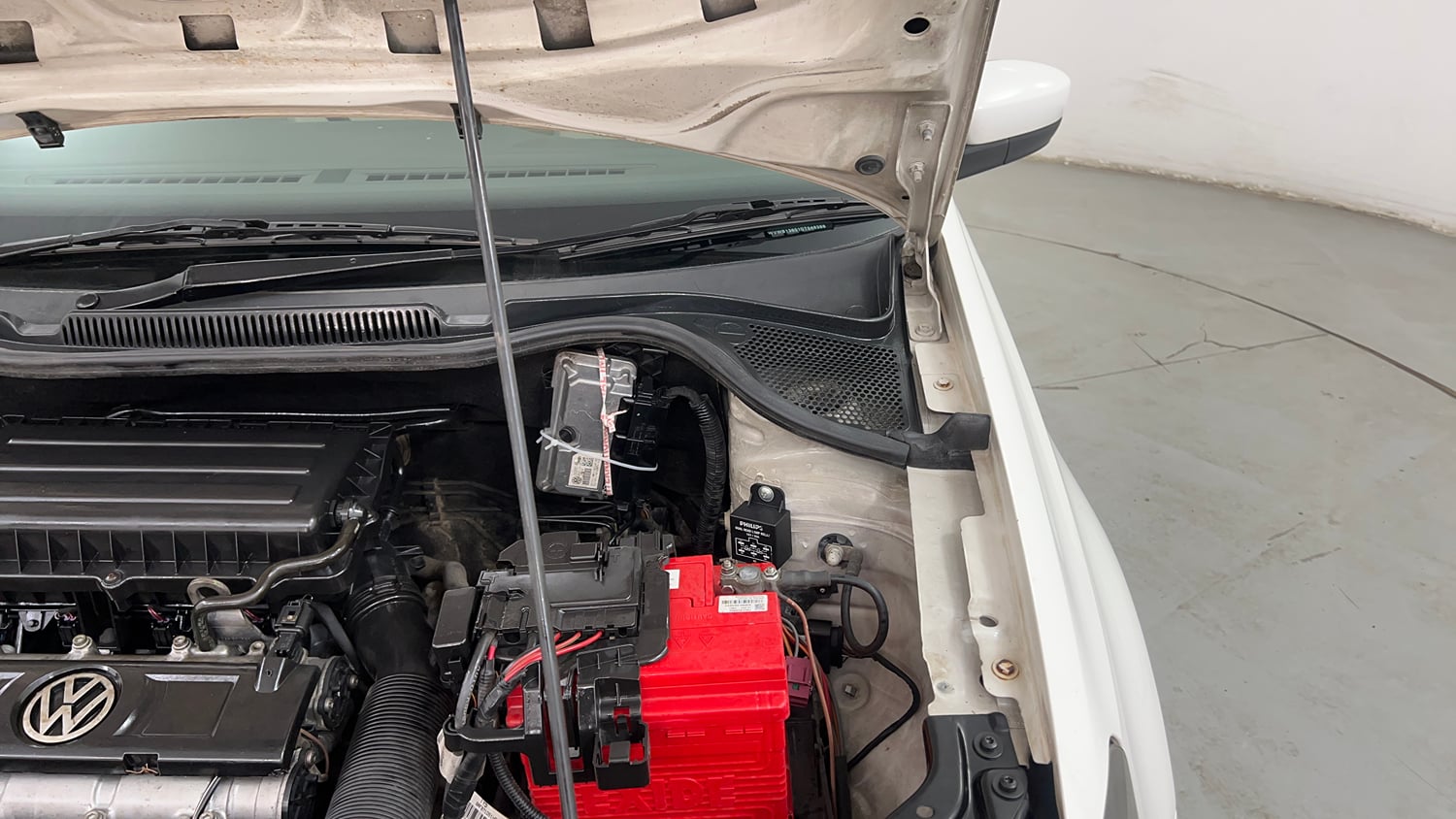 Used 2013 Volkswagen Vento Highline Petrol Petrol Manual engine ENGINE LEFT SIDE HINGE & APRON VIEW
