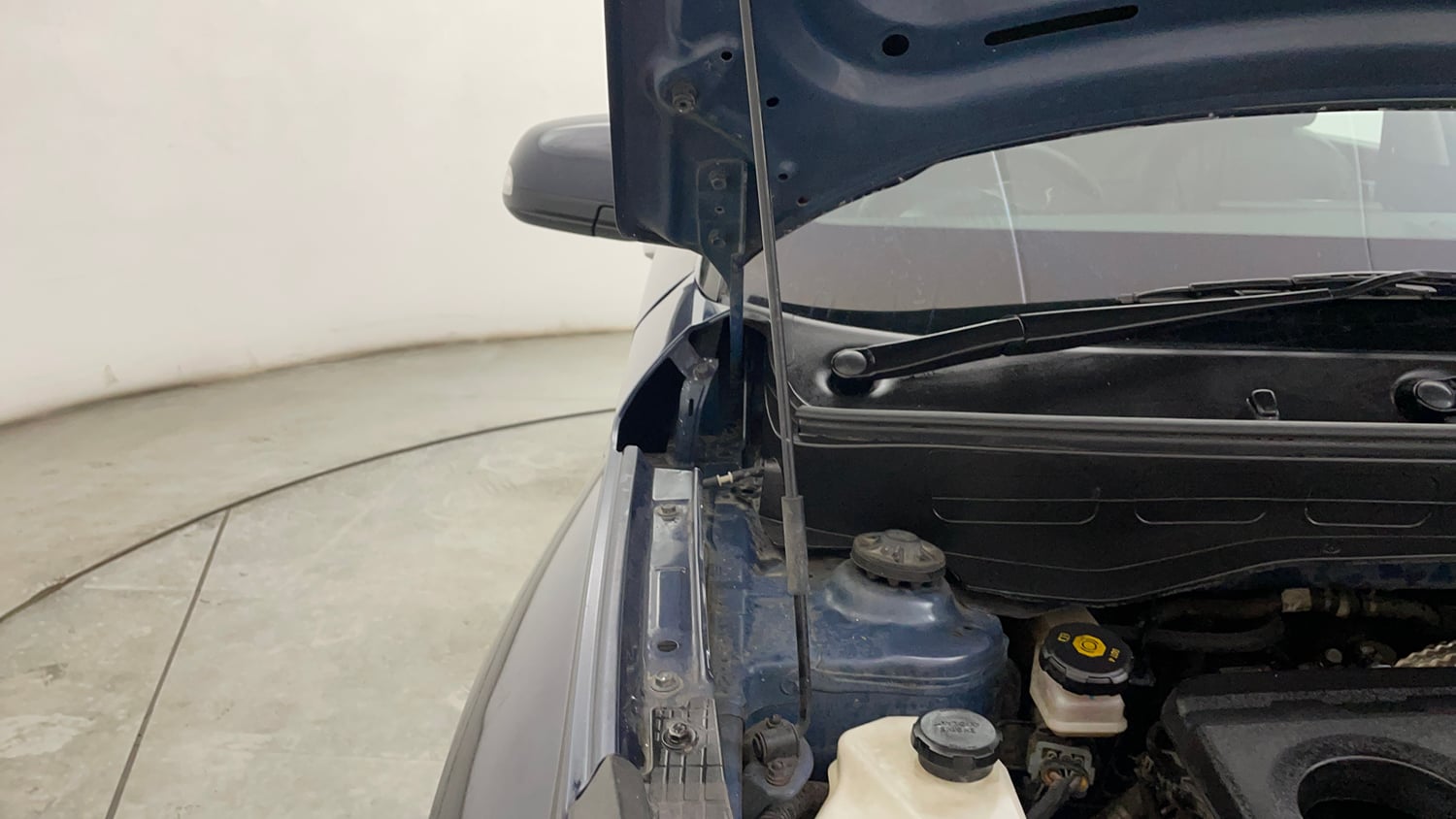 Used 2020 Hyundai Venue SX 1.5 CRDi Diesel Manual engine ENGINE RIGHT SIDE HINGE & APRON VIEW