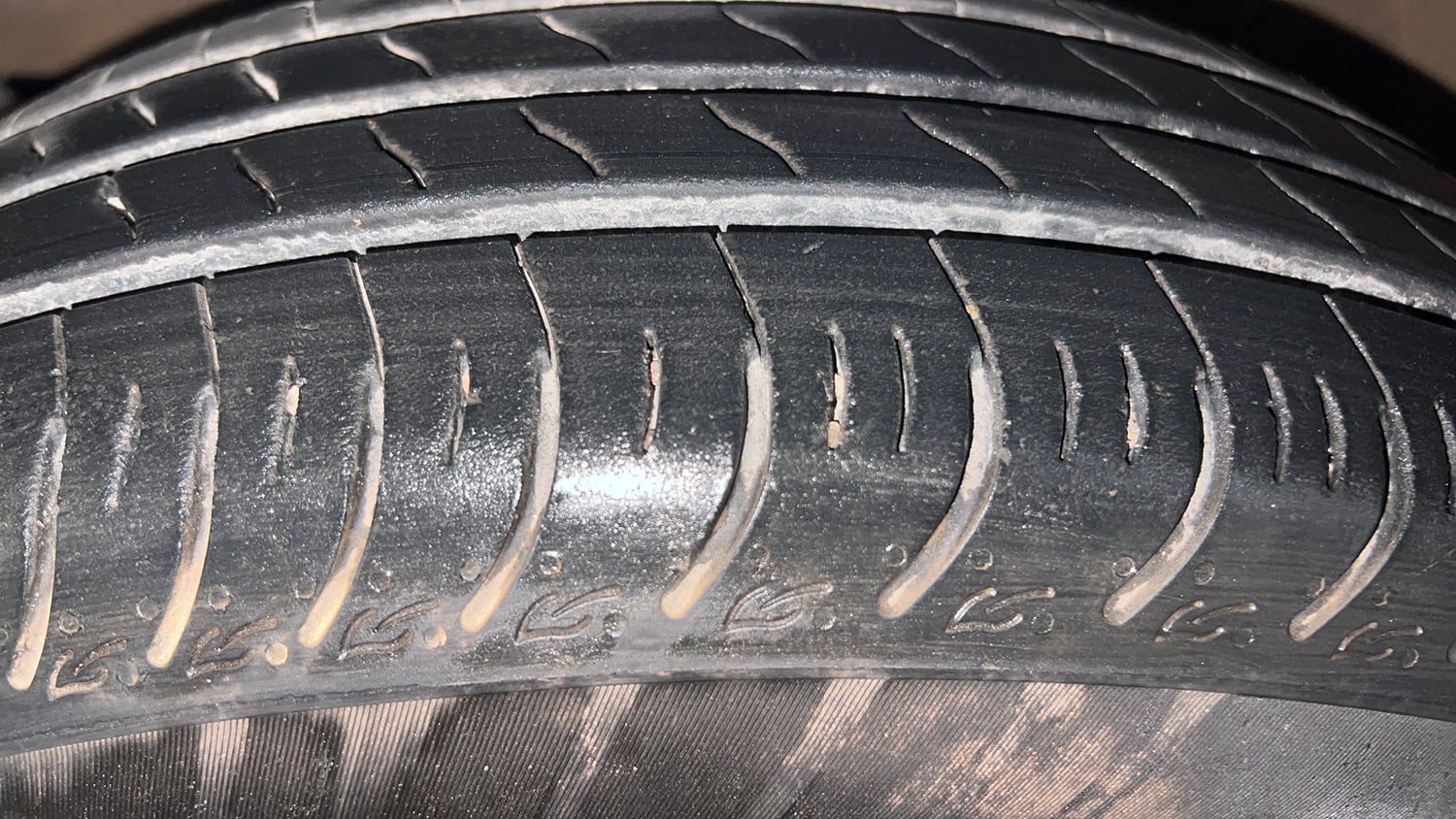 Used 2026 Maruti Suzuki Swift VXi AMT Petrol Automatic tyres LEFT FRONT TYRE TREAD VIEW