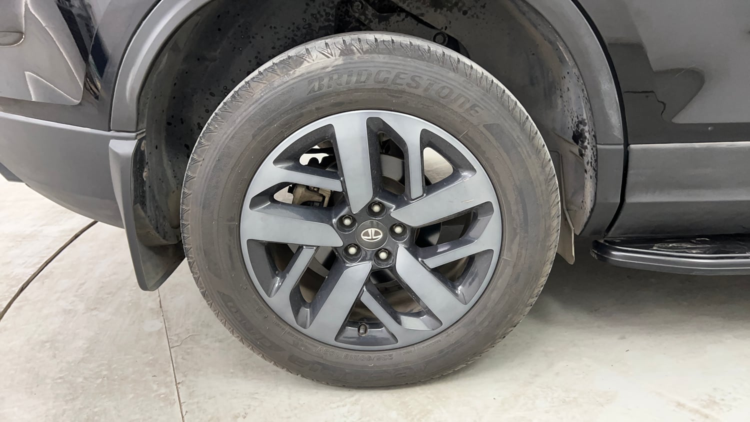 Used 2022 Tata Safari XZA Plus 6 S Dark Edition Diesel Automatic tyres RIGHT REAR TYRE RIM VIEW