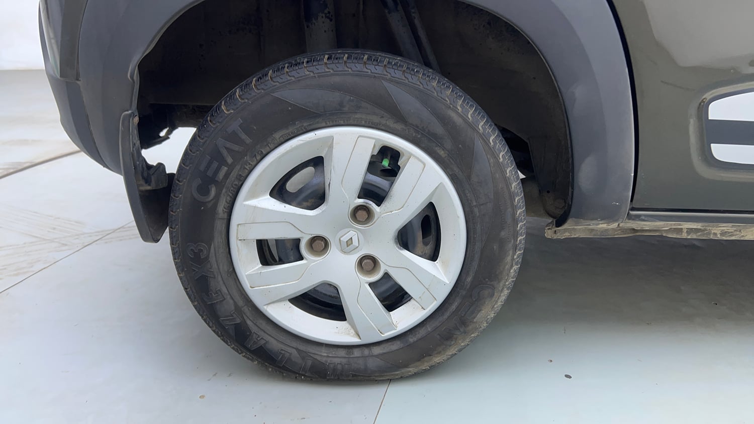 Used 2017 Renault Kwid 1.0 RXT Petrol Manual tyres RIGHT REAR TYRE RIM VIEW