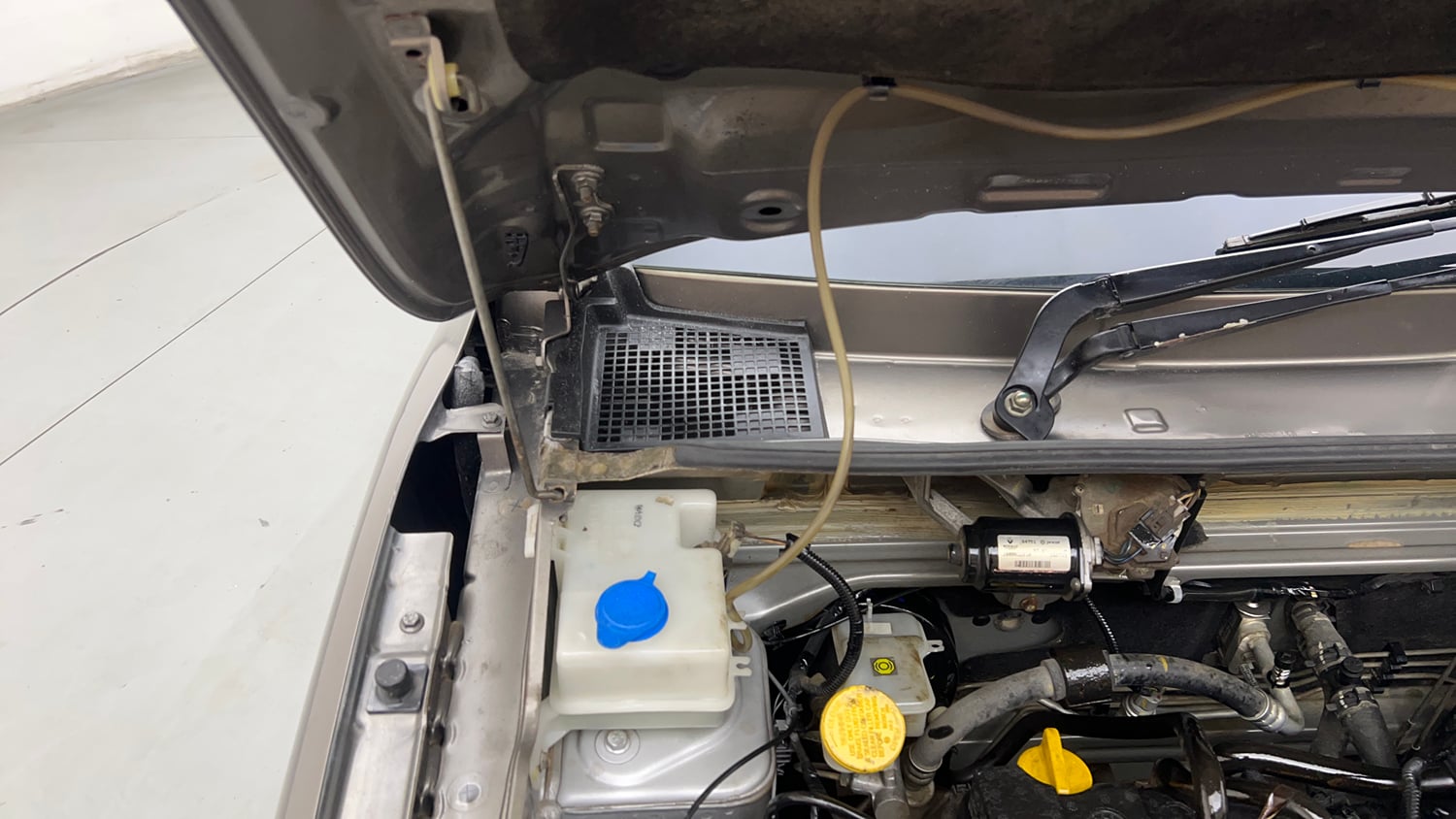 Used 2020 Renault Kwid CLIMBER 1.0 AMT Petrol Automatic engine ENGINE RIGHT SIDE HINGE & APRON VIEW