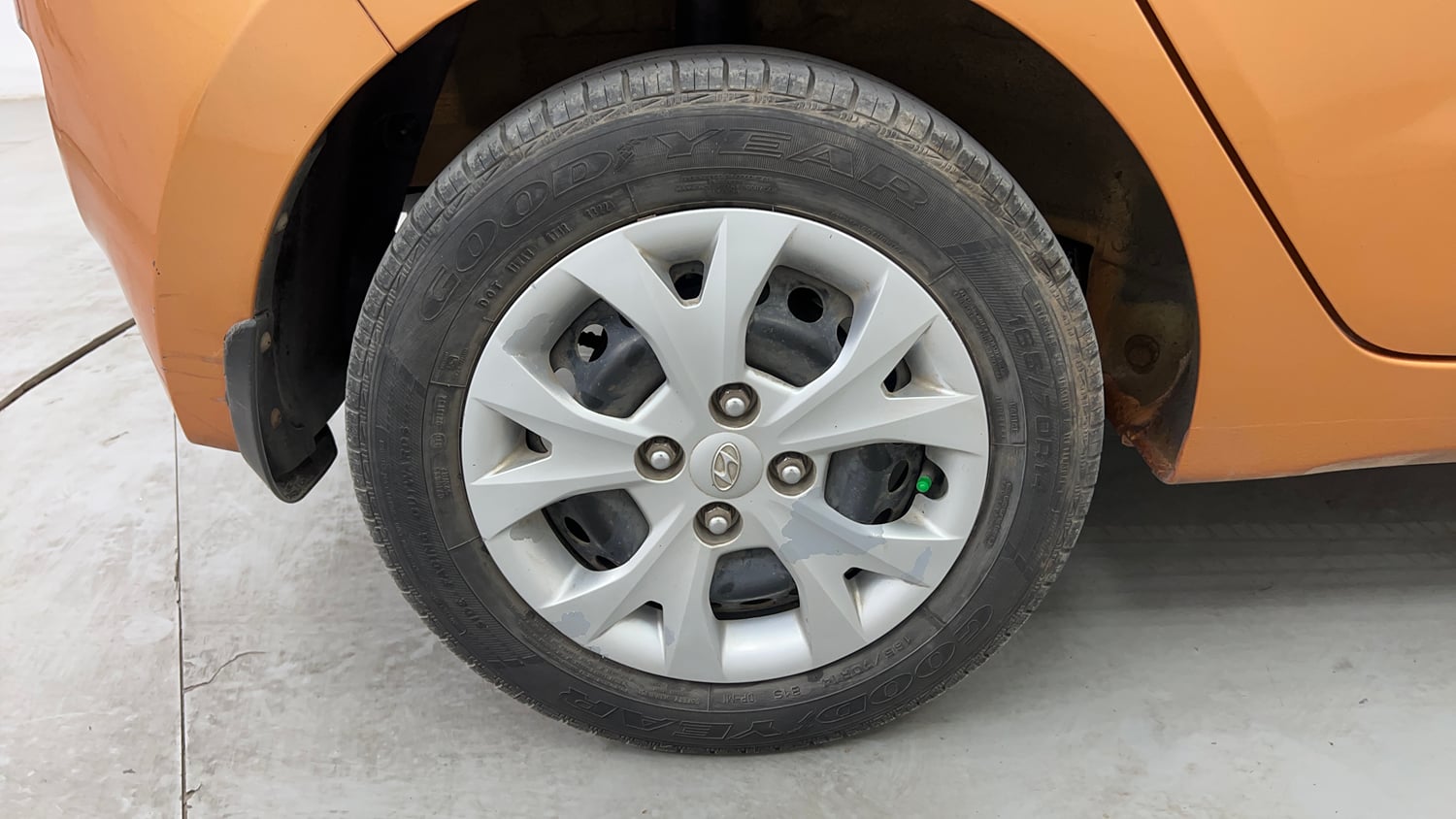 Used 2016 Hyundai Grand i10 Magna 1.2 Kappa VTVT Petrol Manual tyres RIGHT REAR TYRE RIM VIEW