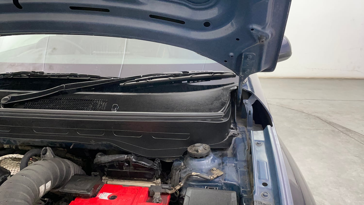 Used 2020 Hyundai Venue SX 1.5 CRDi Diesel Manual engine ENGINE LEFT SIDE HINGE & APRON VIEW