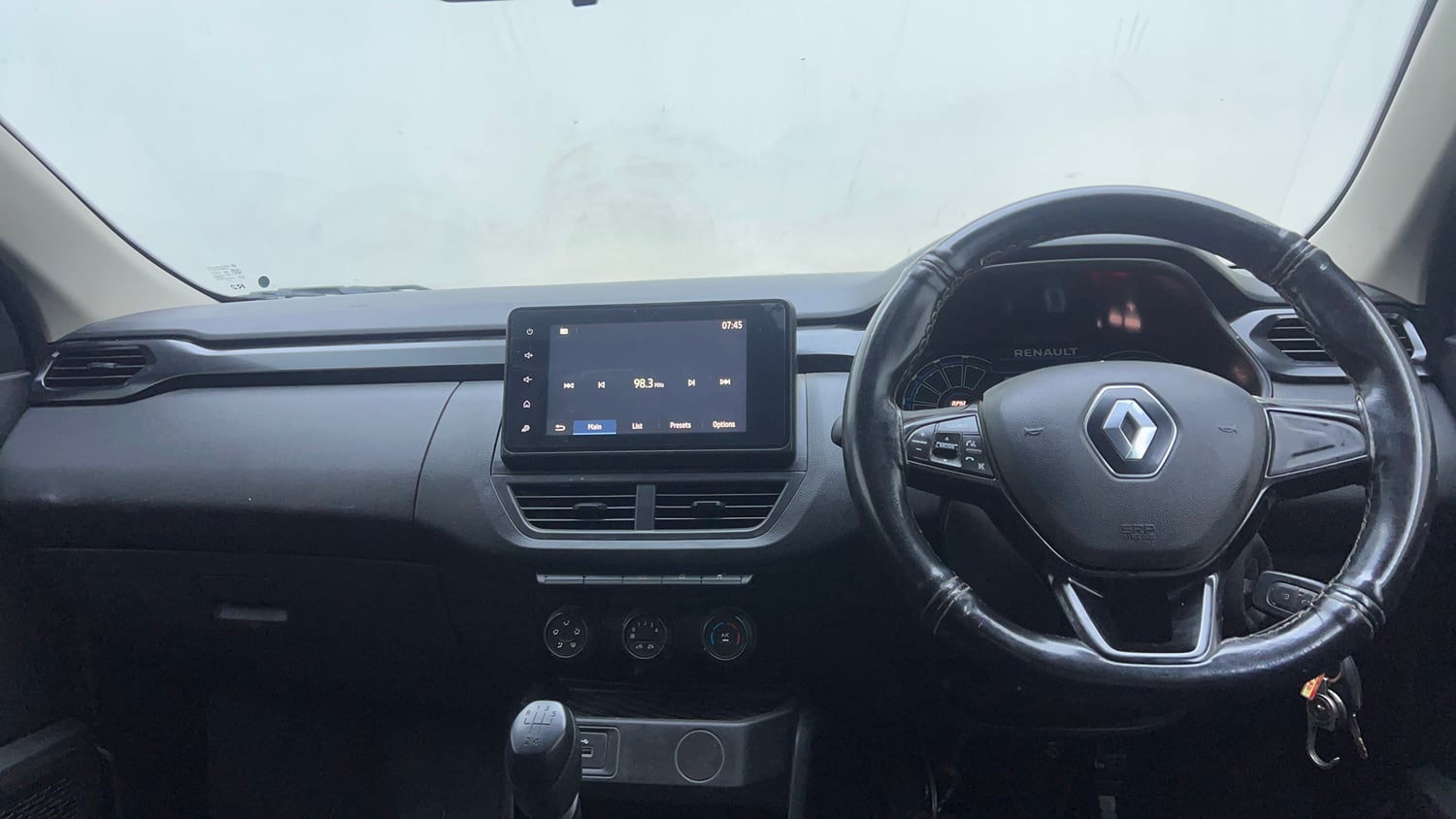 Used 2025 Renault Kiger RXL Petrol Manual interior DASHBOARD VIEW