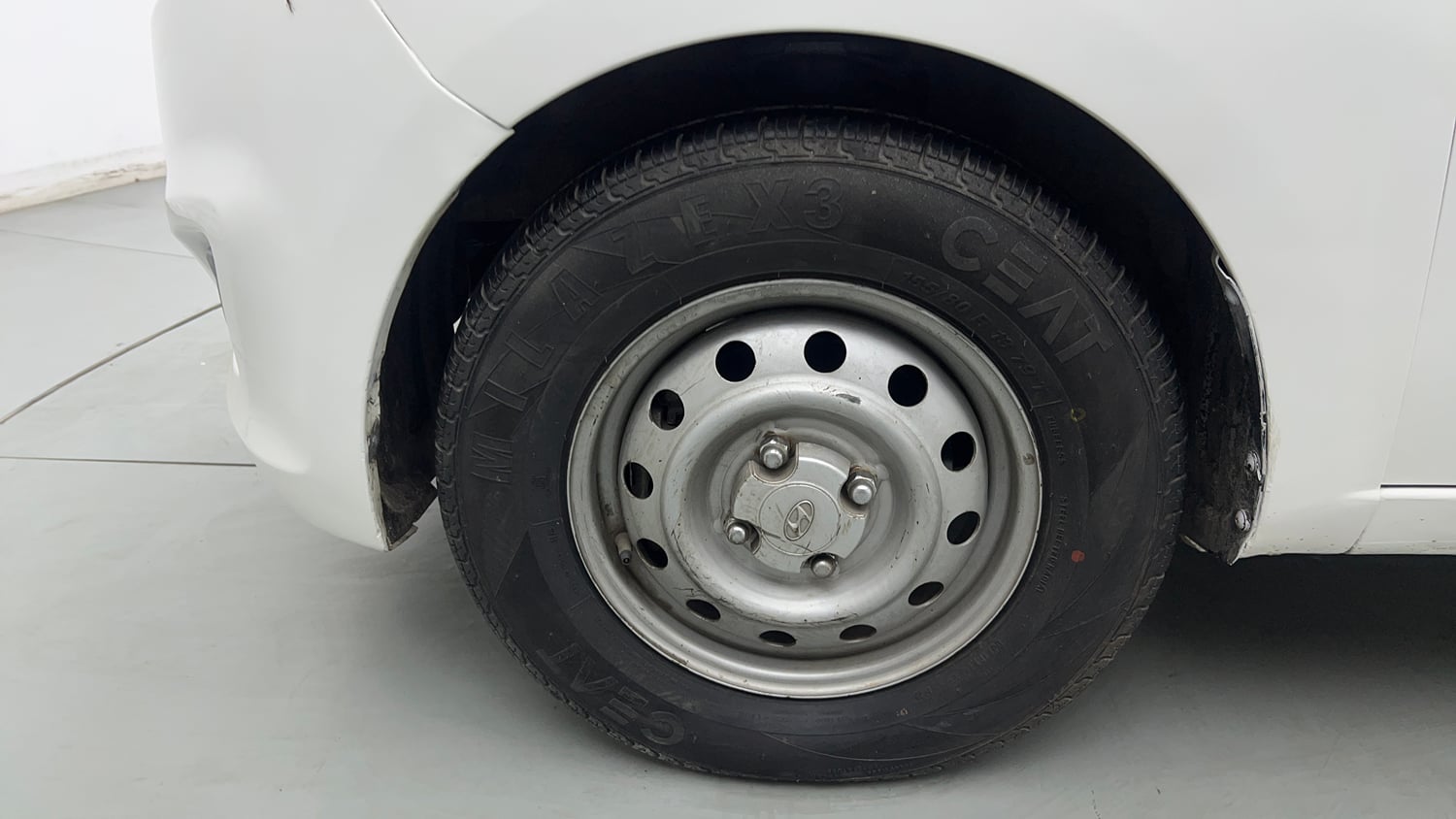 Used 2015 Hyundai i10 Magna 1.1 iRDE2 Petrol Manual tyres LEFT FRONT TYRE RIM VIEW