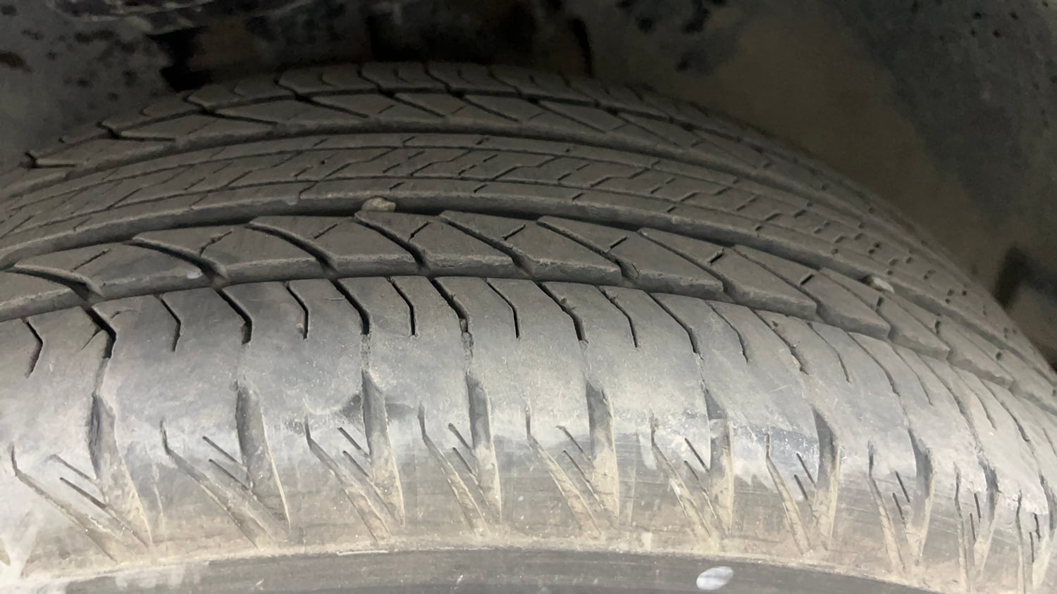 Used 2022 Tata Safari XZA Plus 6 S Dark Edition Diesel Automatic tyres LEFT FRONT TYRE TREAD VIEW