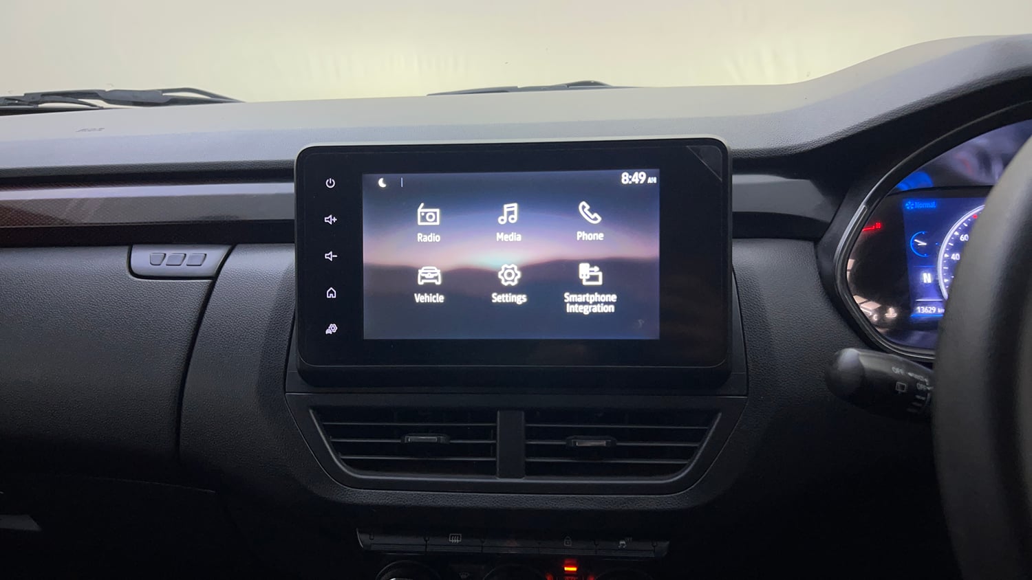 Used 2023 Renault Kiger RXZ AMT Dual Tone Petrol Automatic top_features Touch screen infotainment system