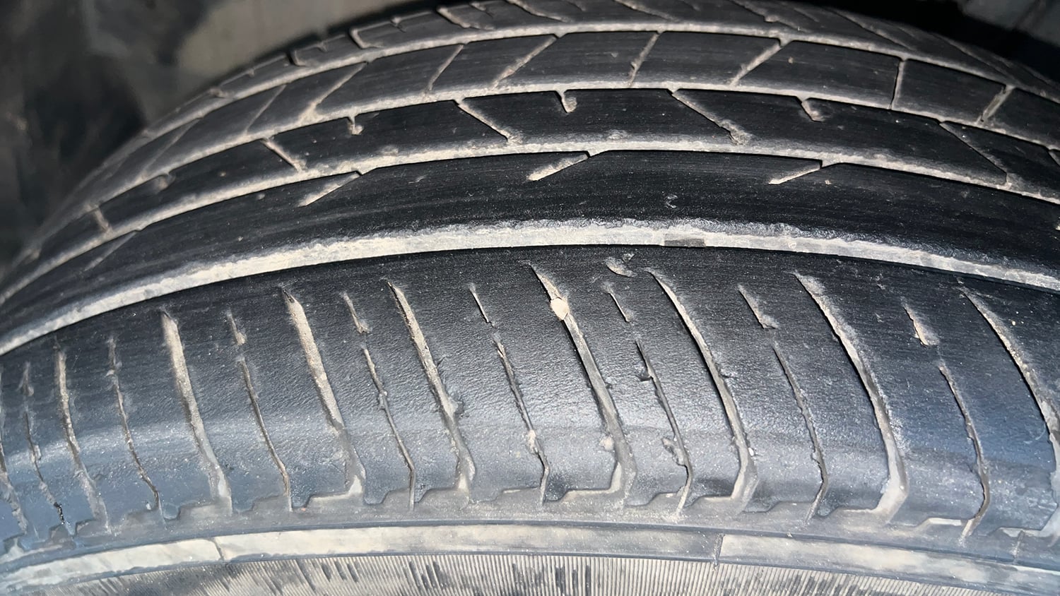 Used 2022 Renault Kiger RXZ 1.0 Turbo MT Petrol Manual tyres LEFT FRONT TYRE TREAD VIEW